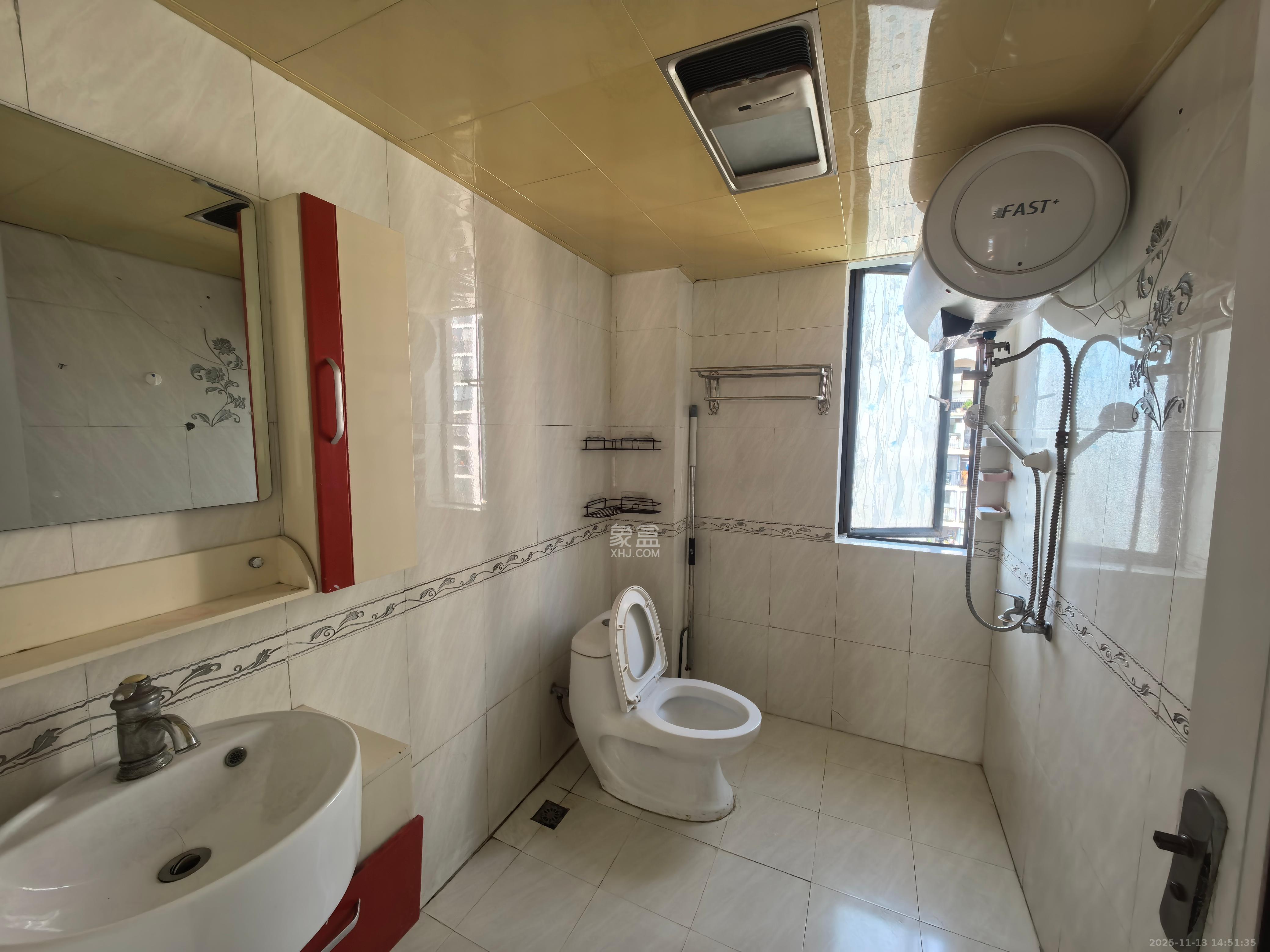 裕丰新城国际  3室2厅2卫    58.8万客厅