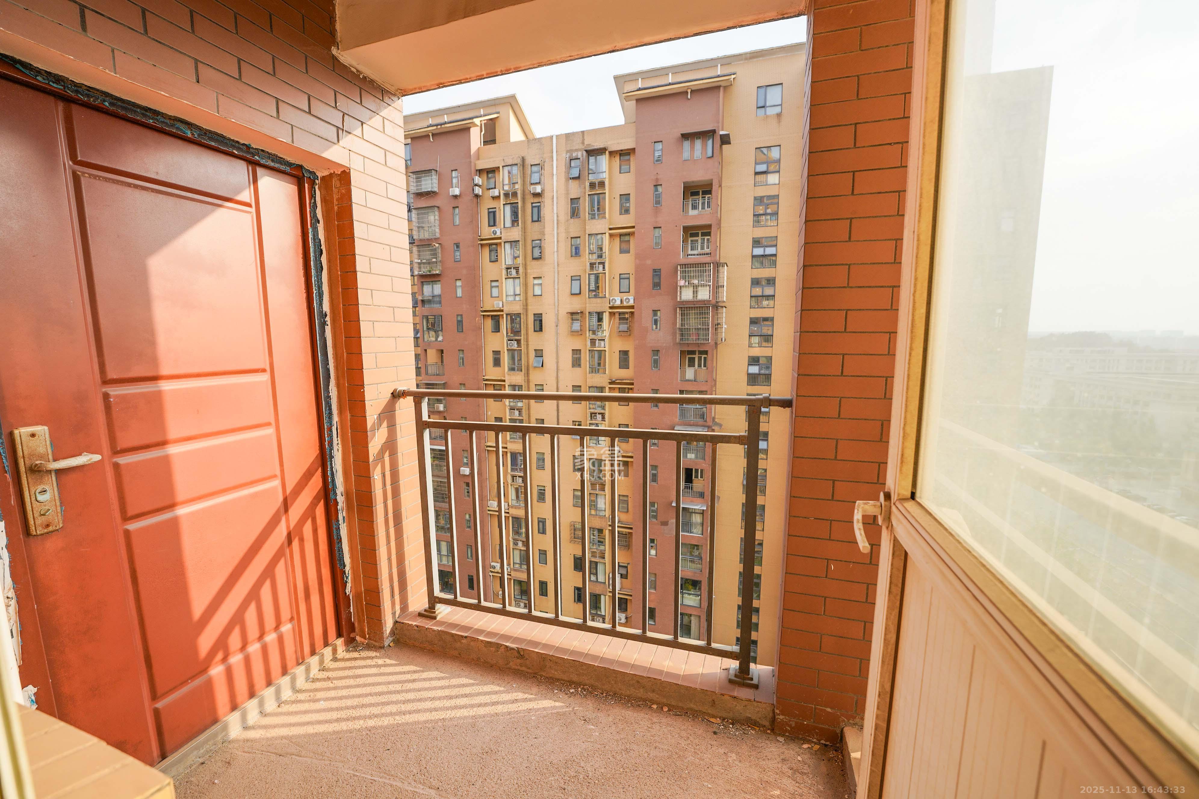 汇金城/嘉华城一期  5室2厅2卫    158.0万阳台