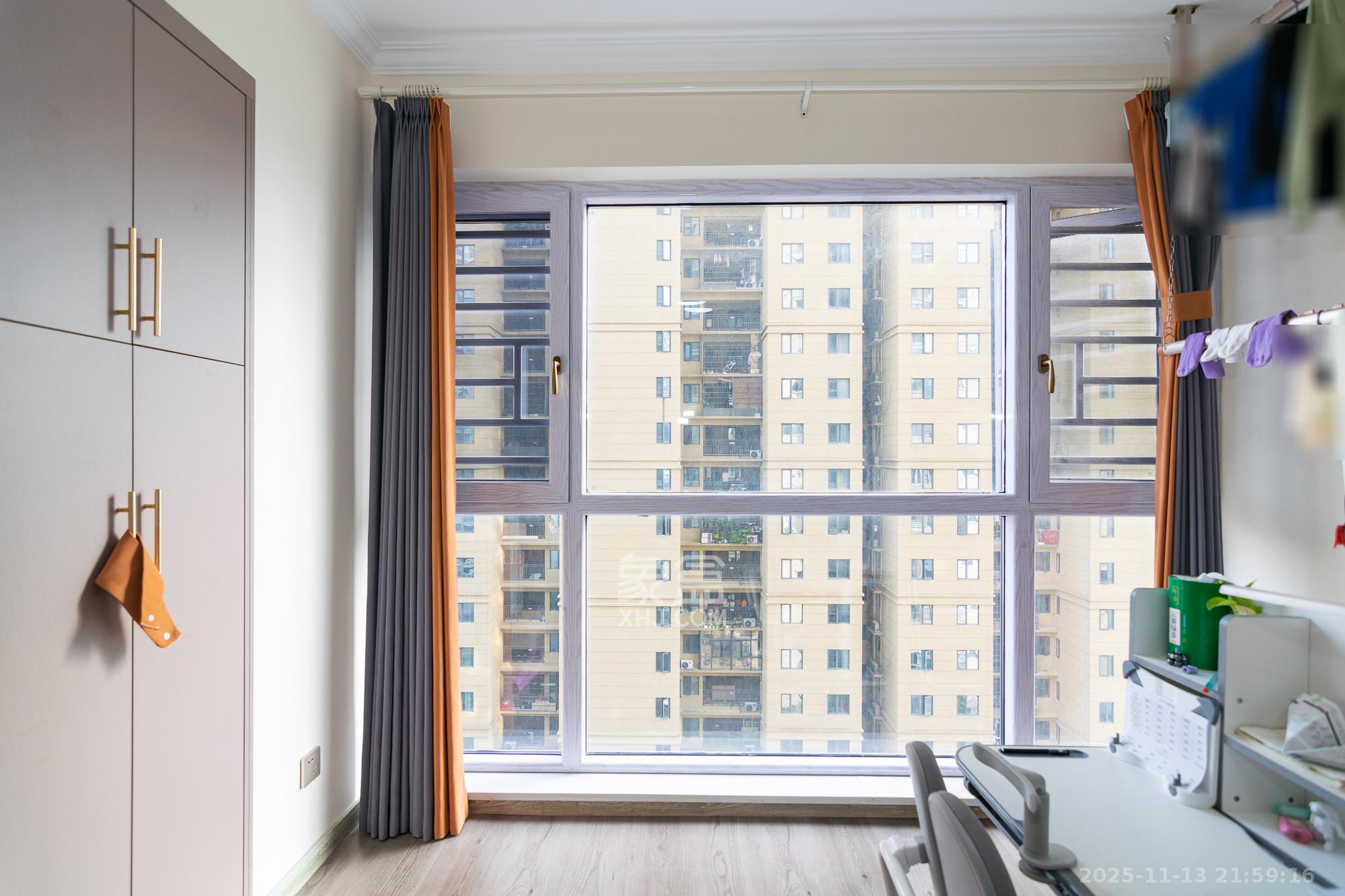 澳海澜庭 4室2厅2卫 108.0万 澳海澜庭 4室2厅2卫 108.0万阳台