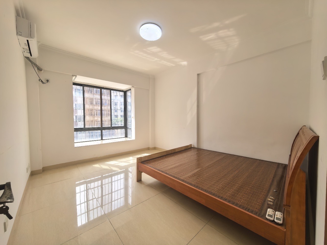 西岭华庭  2室2厅1卫    108.0万客厅