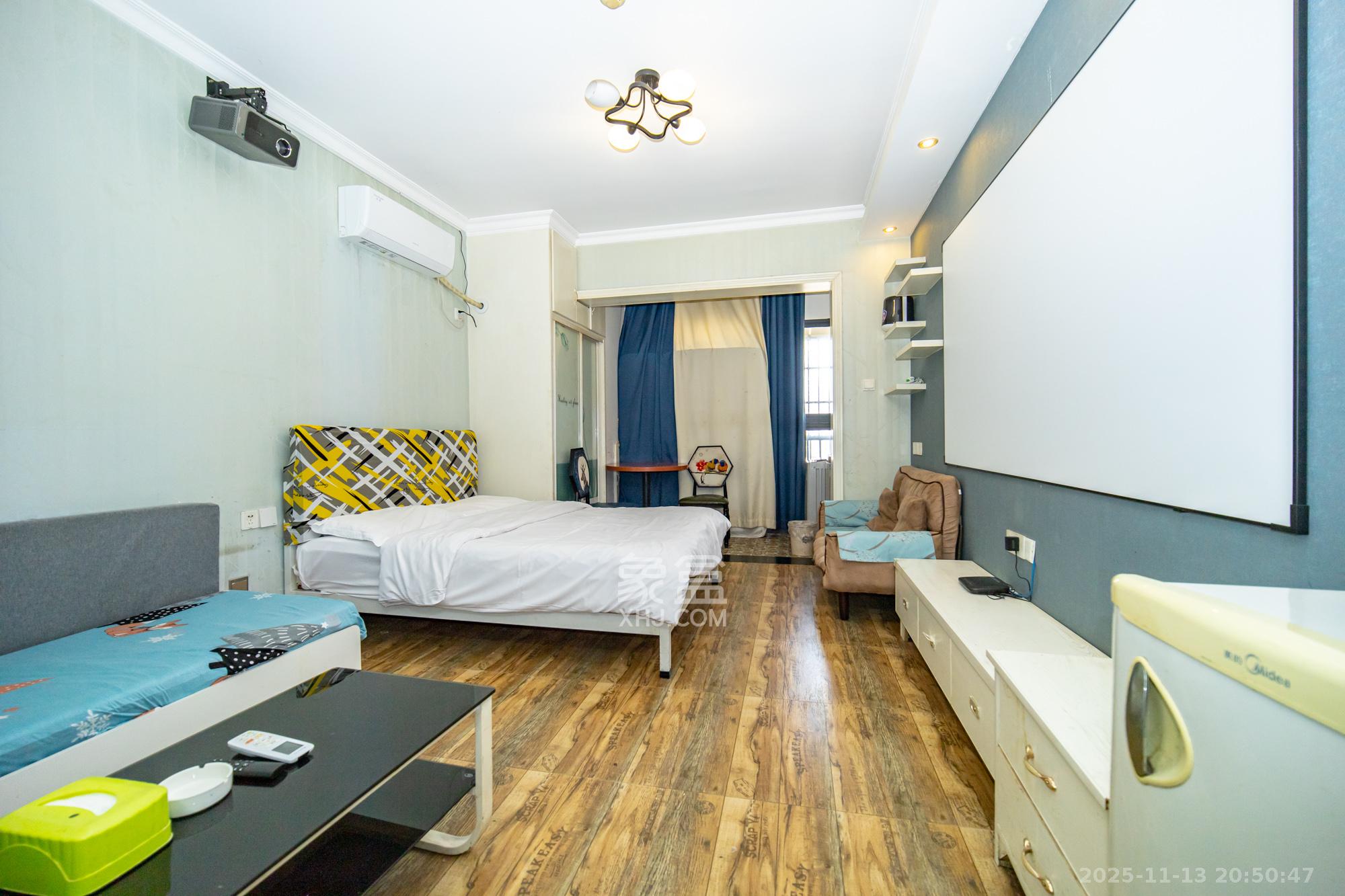 华润五彩城  1室1厅1卫    17.8万客厅