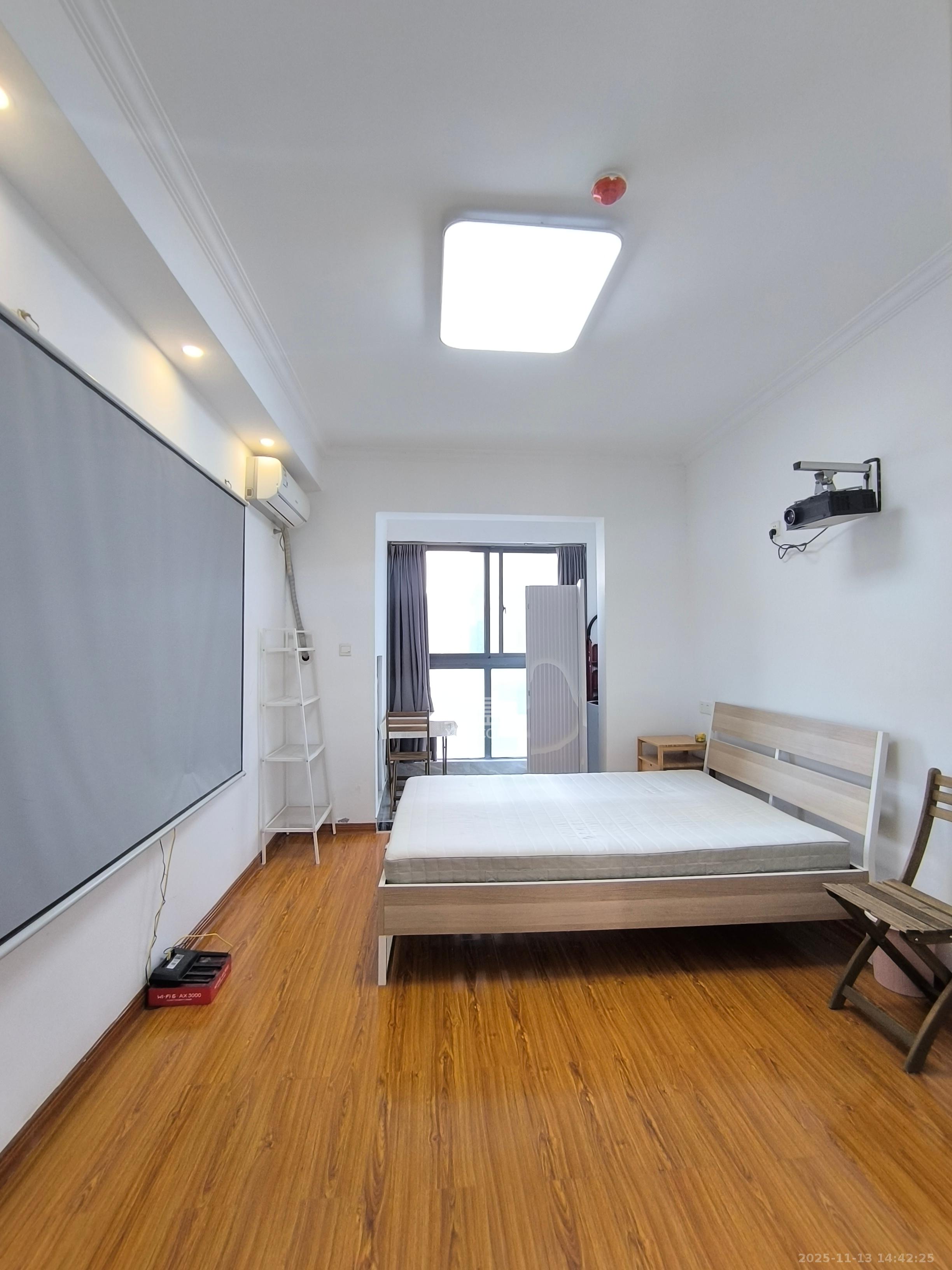 绿地中央广场  1室0厅0卫    1300.0元/月