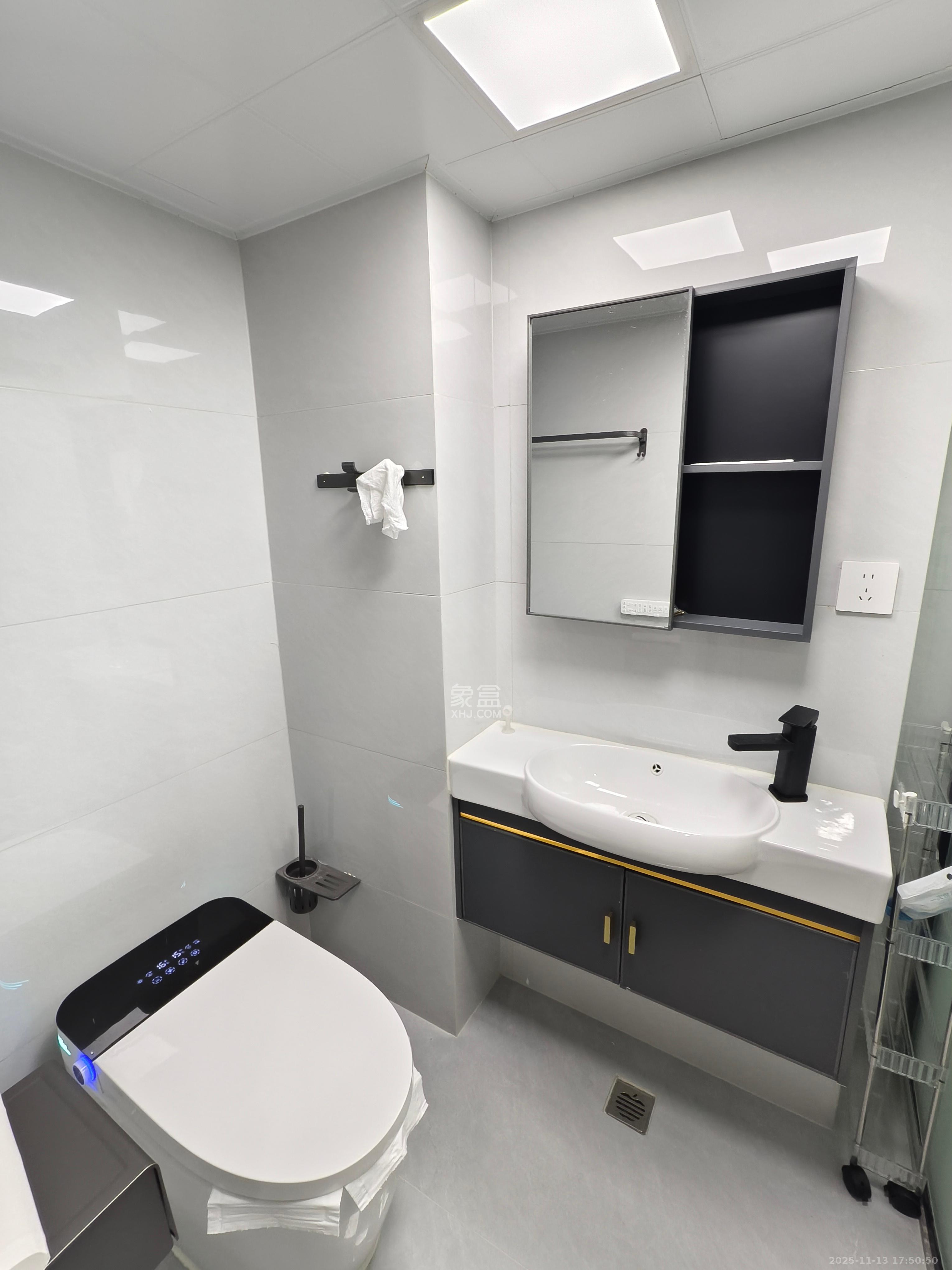 绿地V岛 2室1厅1卫 2600.0元/月 绿地V岛 2室1厅1卫 2600.0元/月室内图