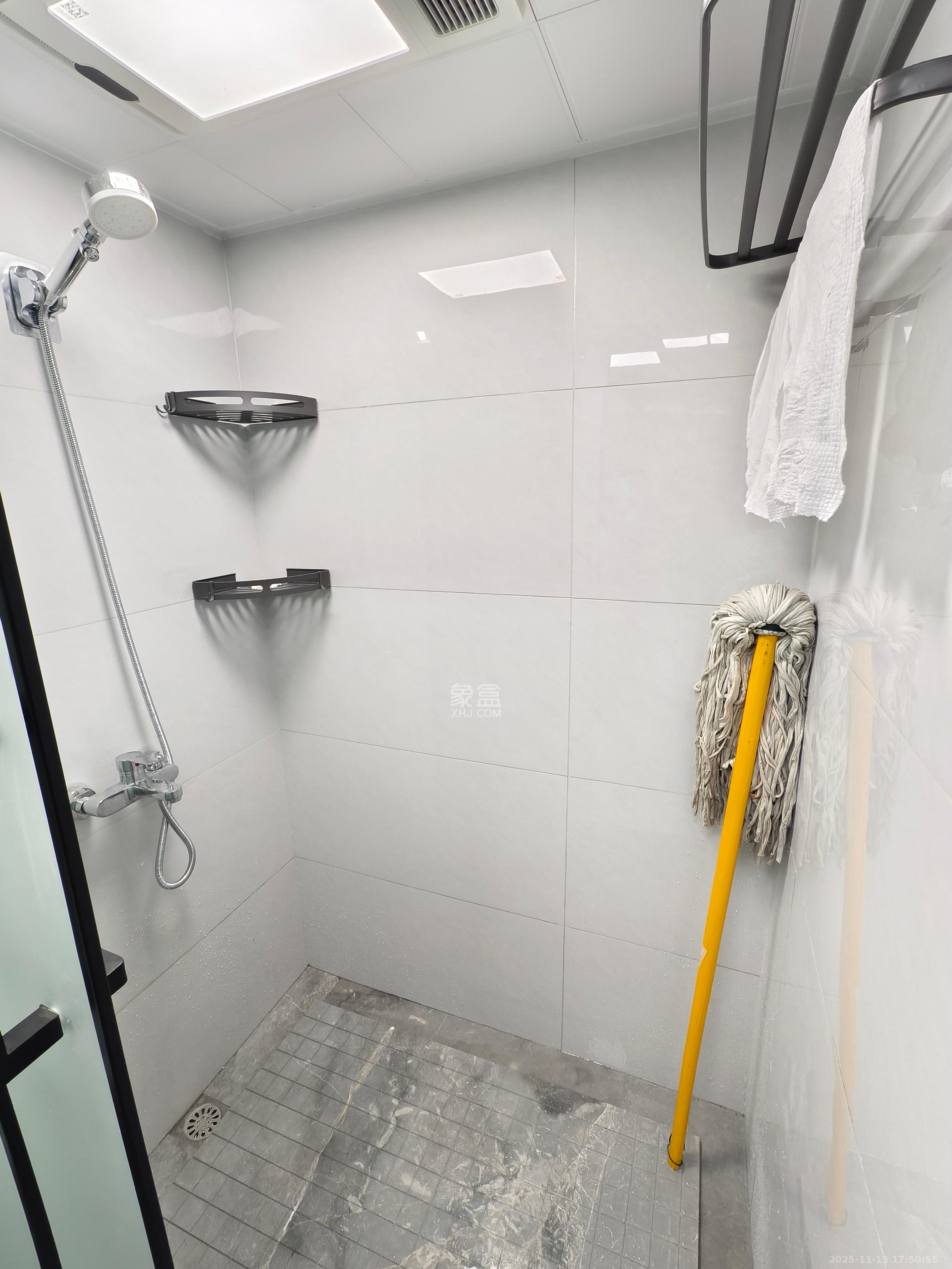 绿地V岛  2室1厅1卫    2600.0元/月室内图