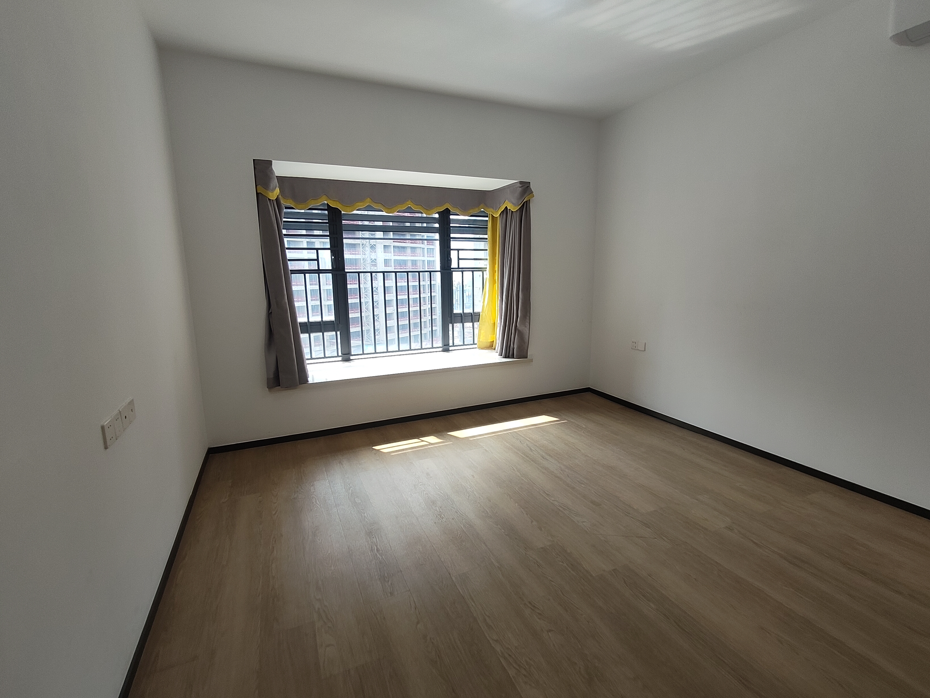 华润中心二期东悦府 3室2厅2卫 350.0万 华润中心二期东悦府 3室2厅2卫 350.0万客厅