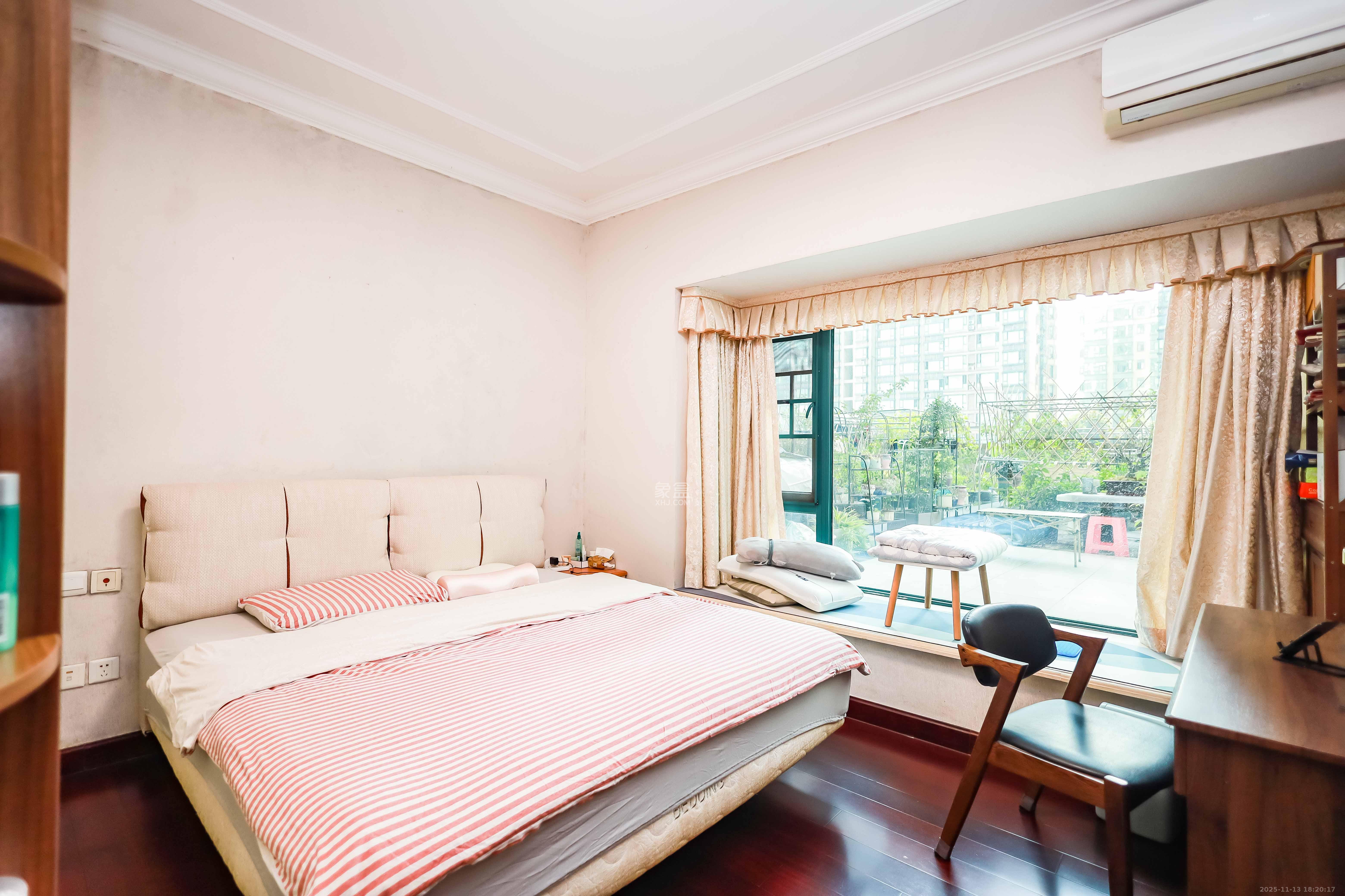 恒大华府  3室2厅1卫    135.0万卧室