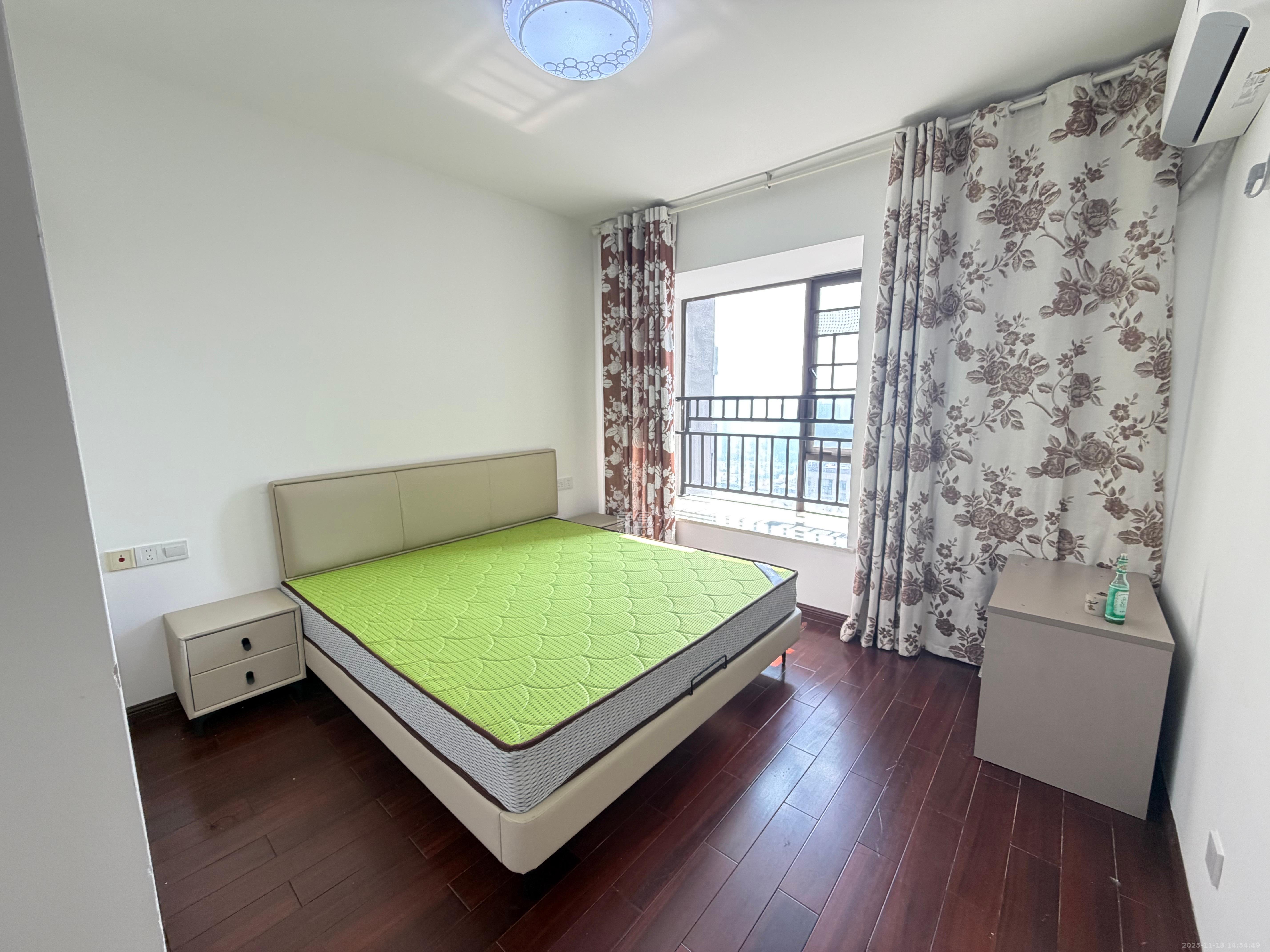 卓越蔚蓝海岸三期  3室2厅2卫    2600.0元/月室内图