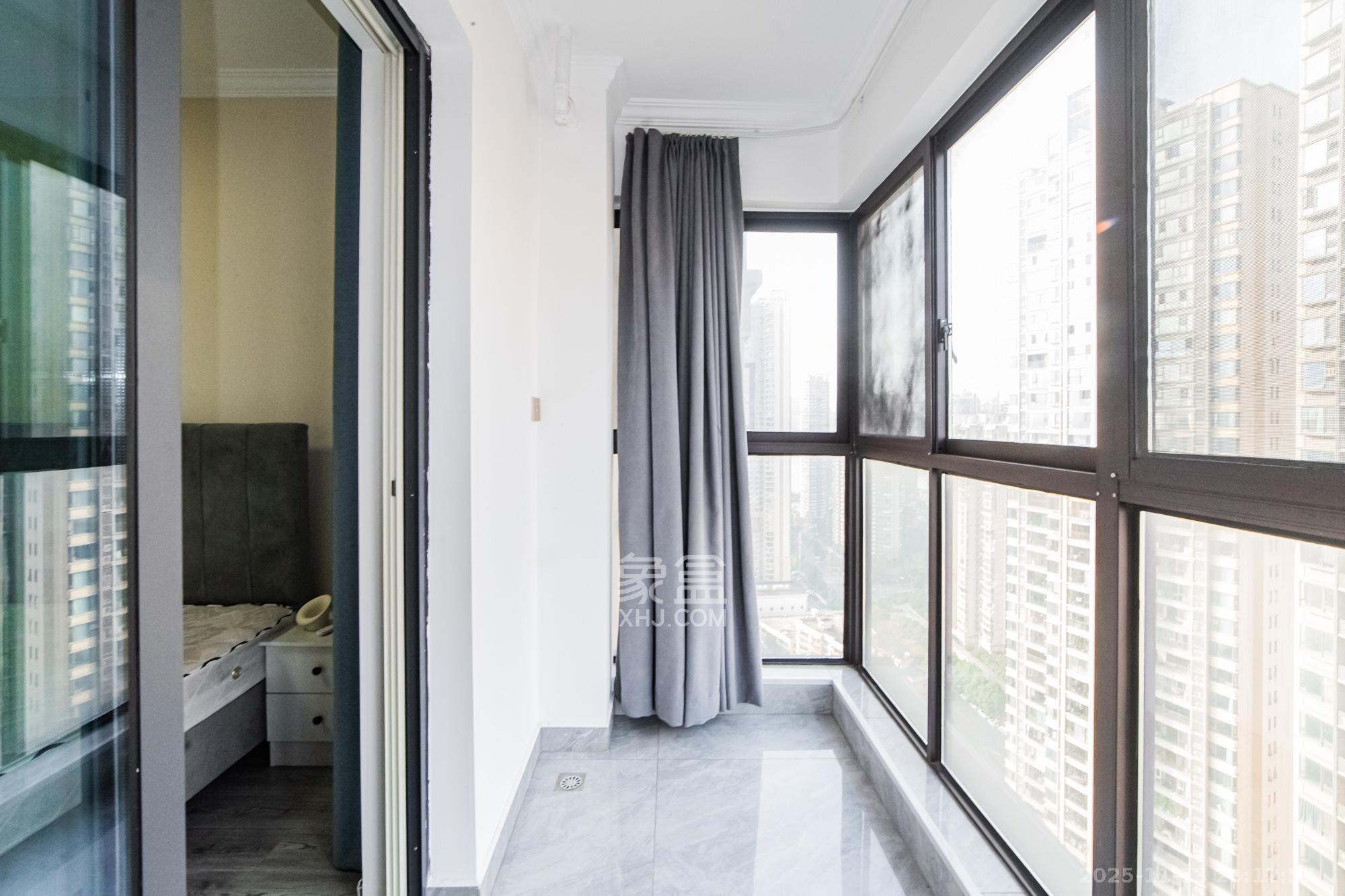 北辰三角洲E7区  3室2厅1卫    230.0万阳台