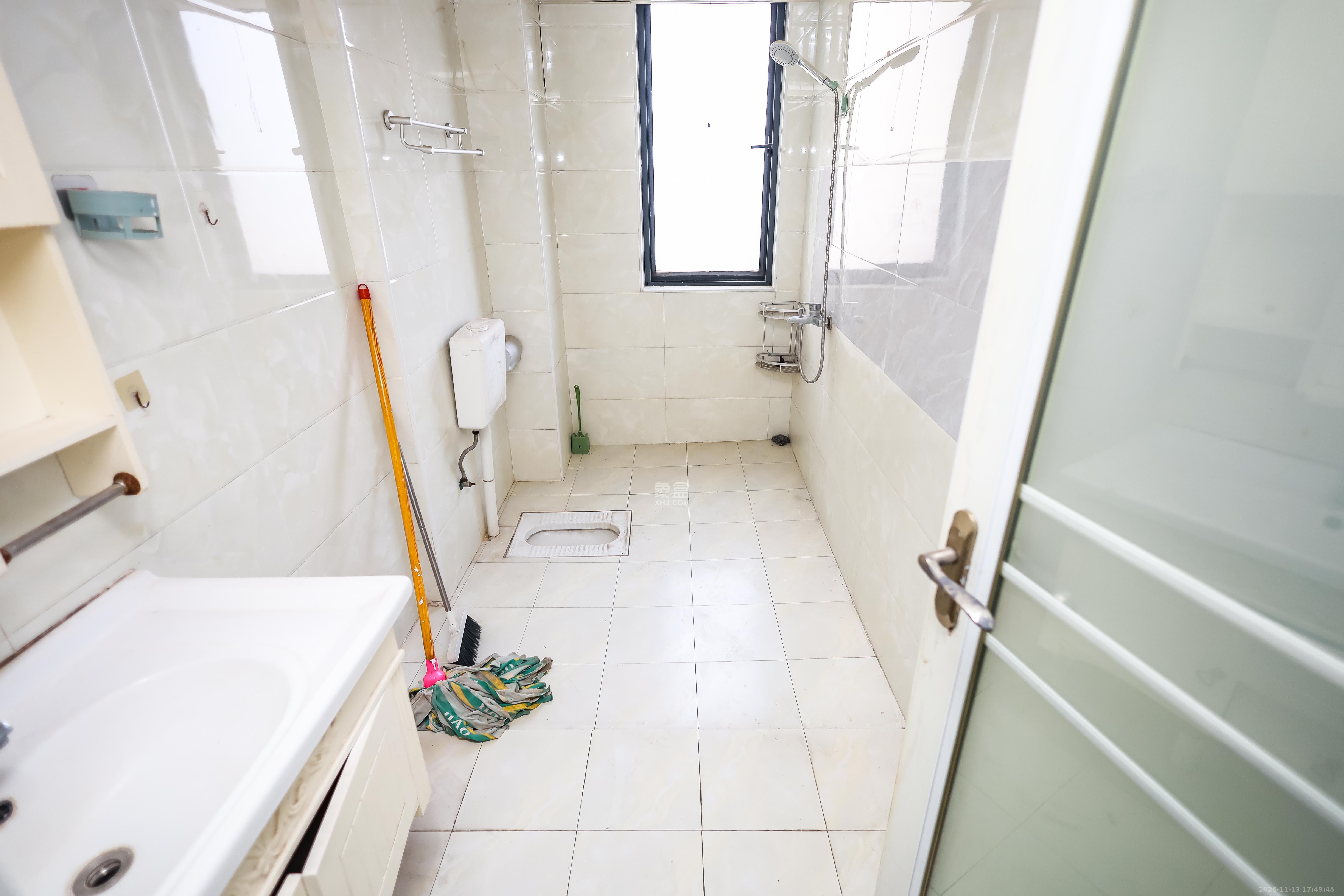 莱茵城  3室2厅2卫    85.8万卫生间