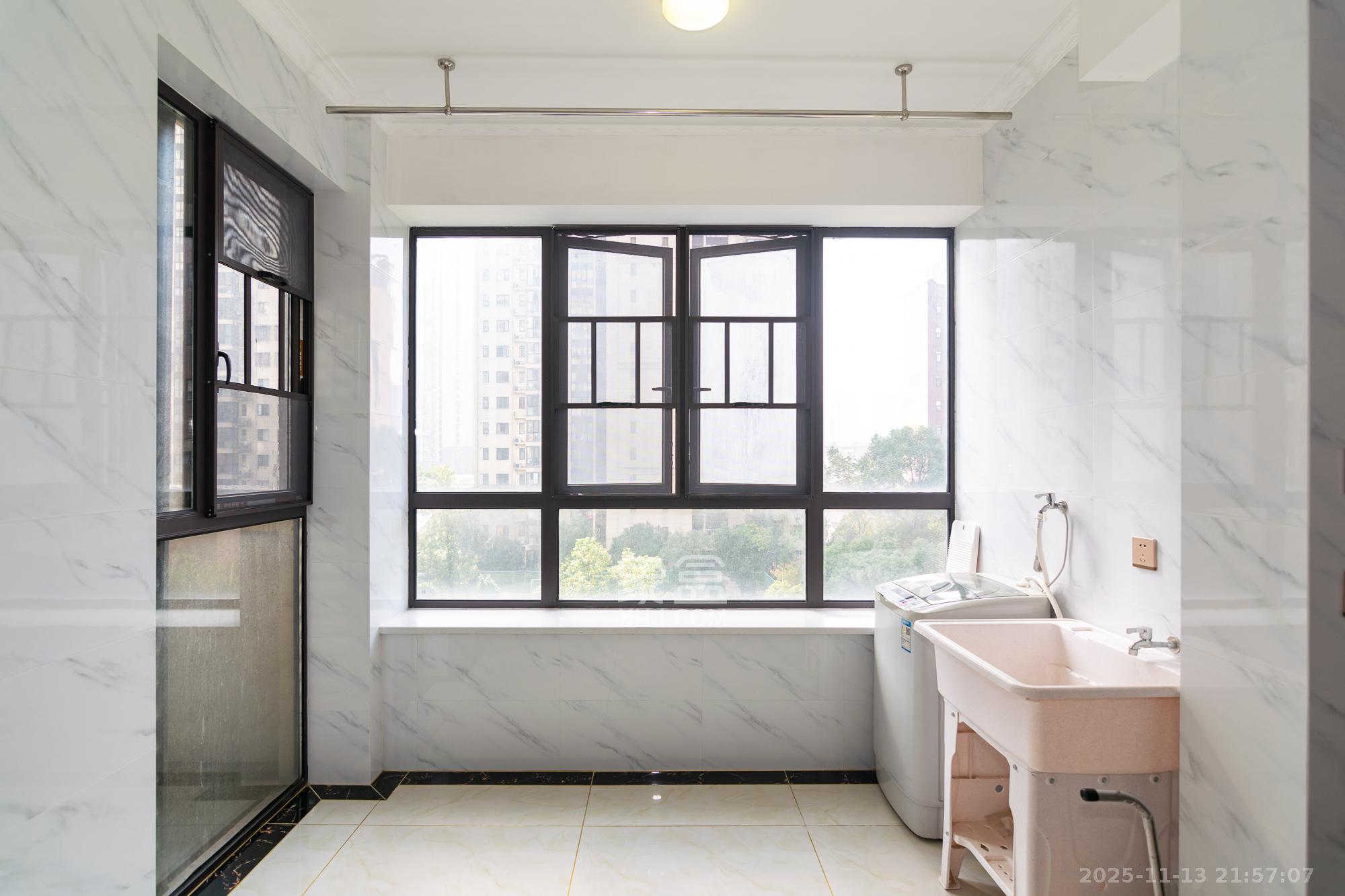 新华联梦想城  3室2厅1卫    82.0万阳台