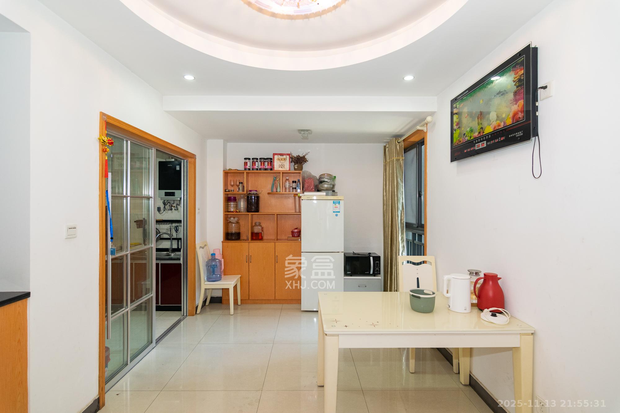 联诚国际城  3室2厅1卫    46.8万客厅