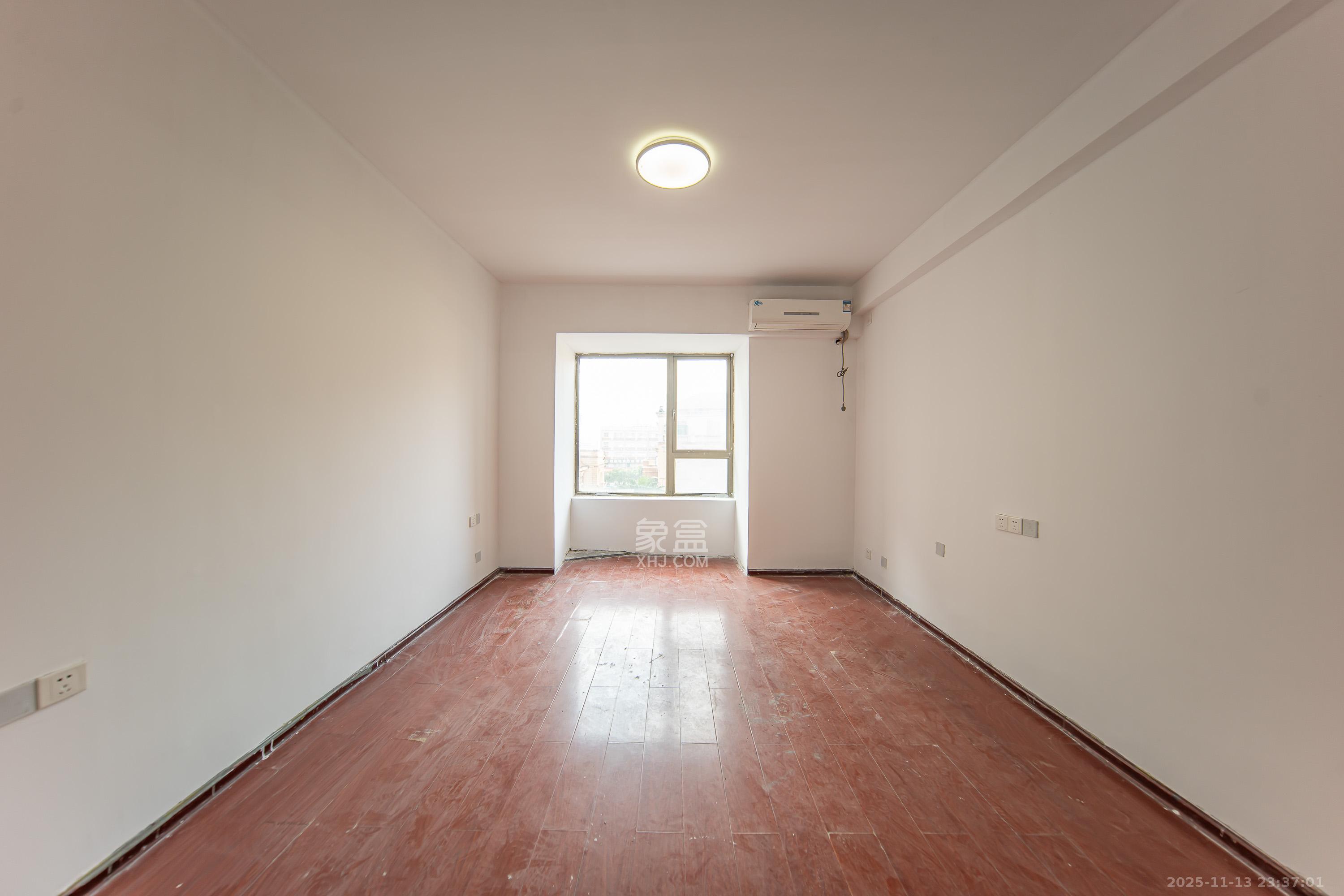 米兰春天 4室2厅2卫 75.8万 米兰春天 4室2厅2卫 75.8万卧室