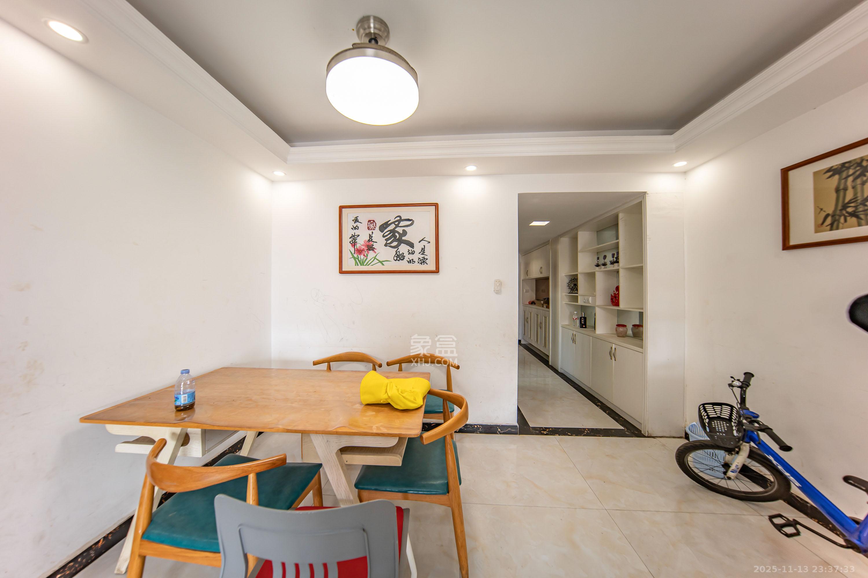 米兰春天 3室2厅1卫 70.0万 米兰春天 3室2厅1卫 70.0万客厅