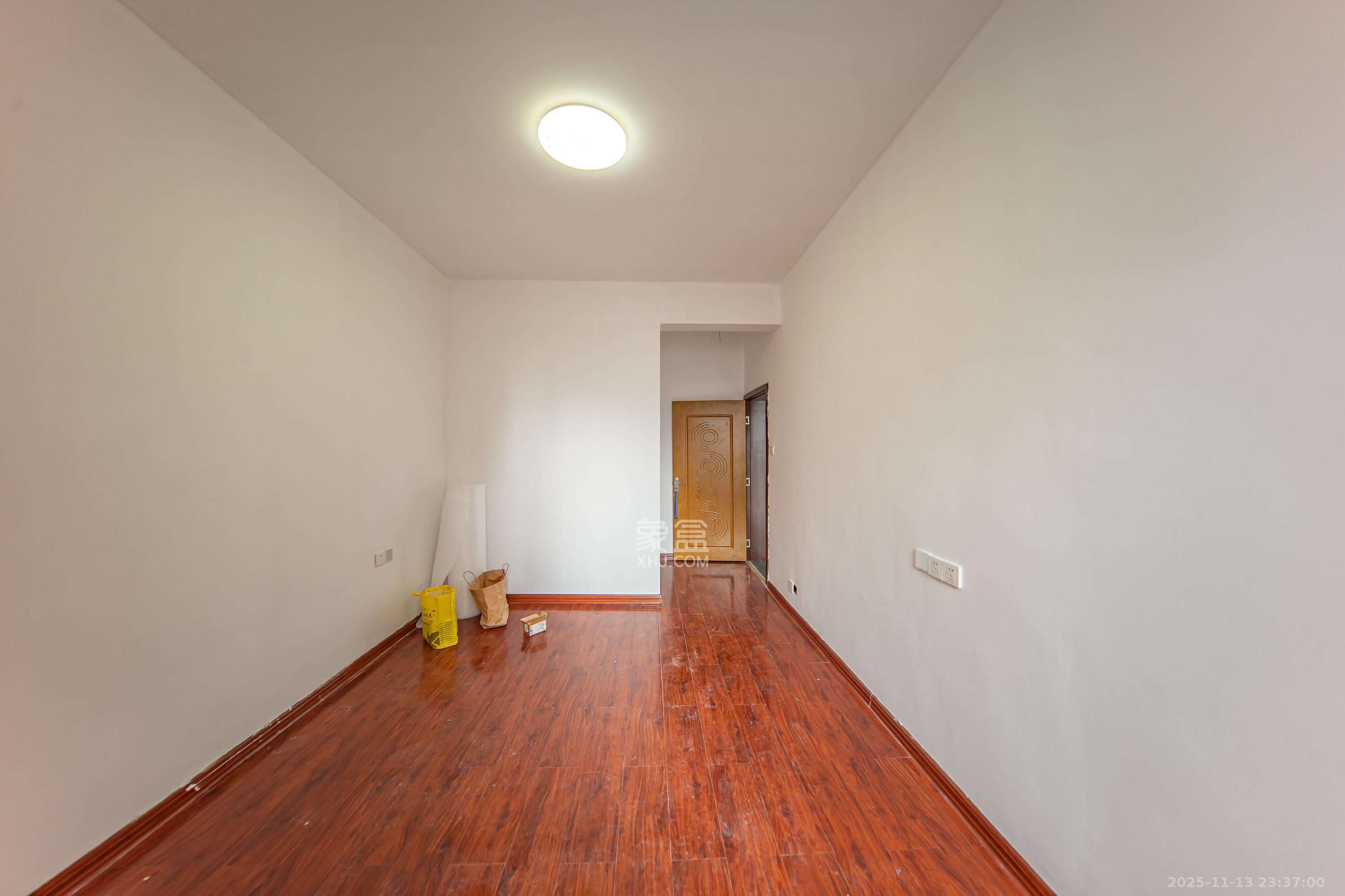 米兰春天 4室2厅2卫 75.8万 米兰春天 4室2厅2卫 75.8万卧室