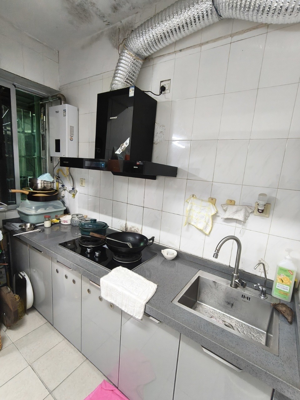 海鸿大厦  3室2厅2卫    110.0万客厅