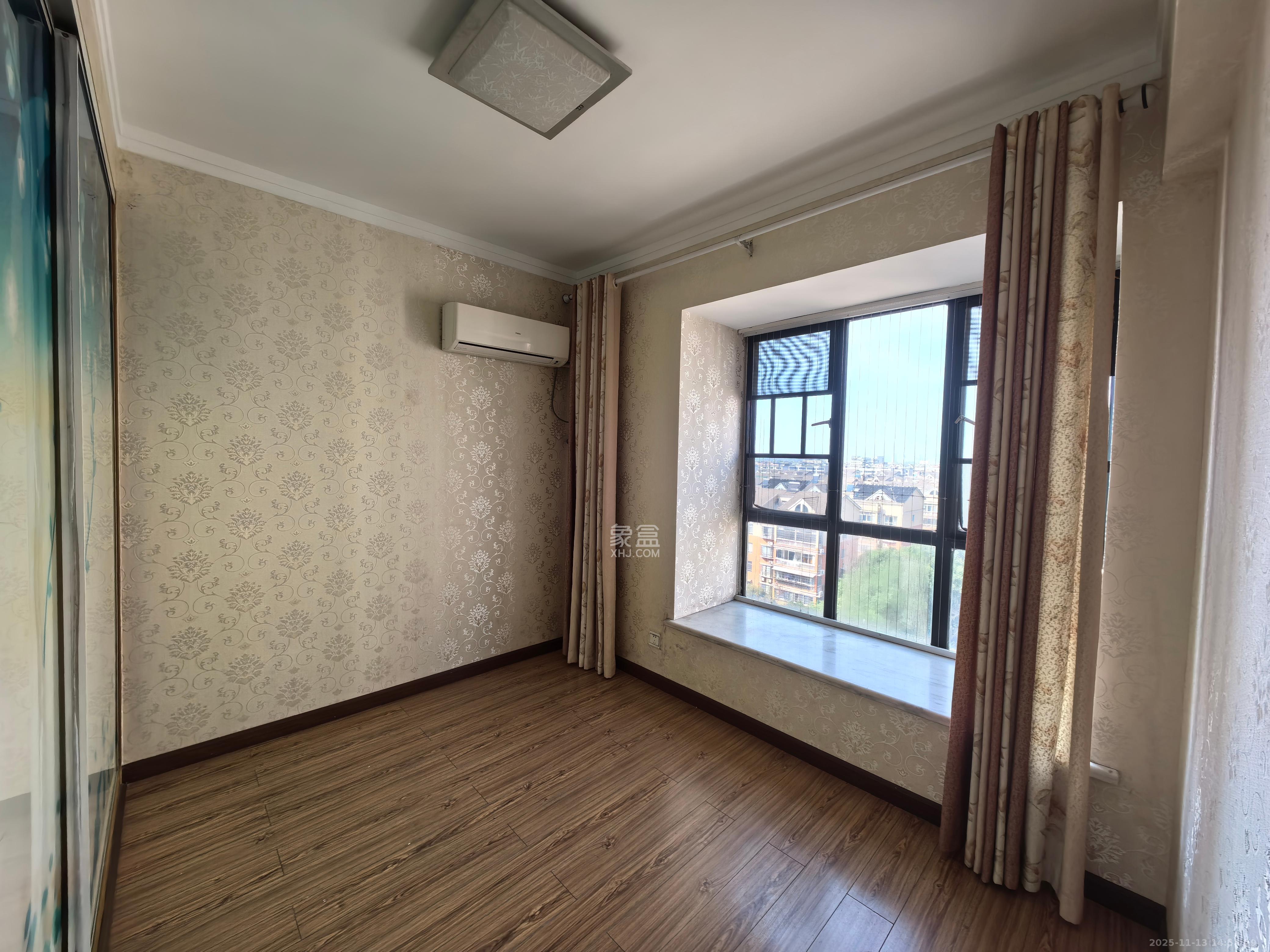 裕丰新城国际  3室2厅2卫    58.8万客厅