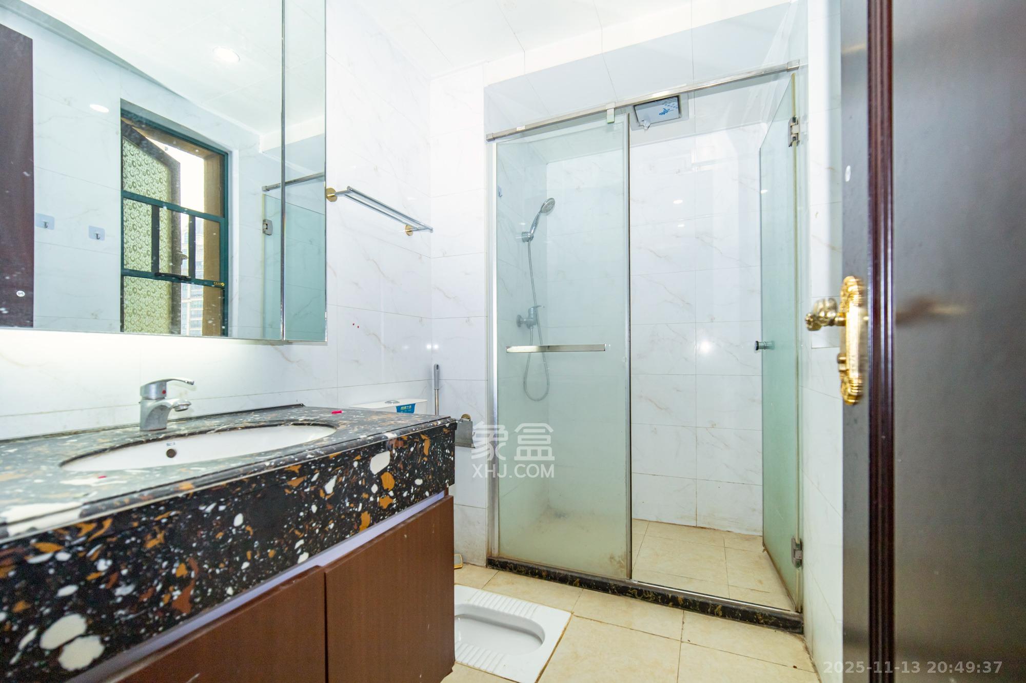 恒大翡翠华庭  3室2厅2卫    87.0万卫生间