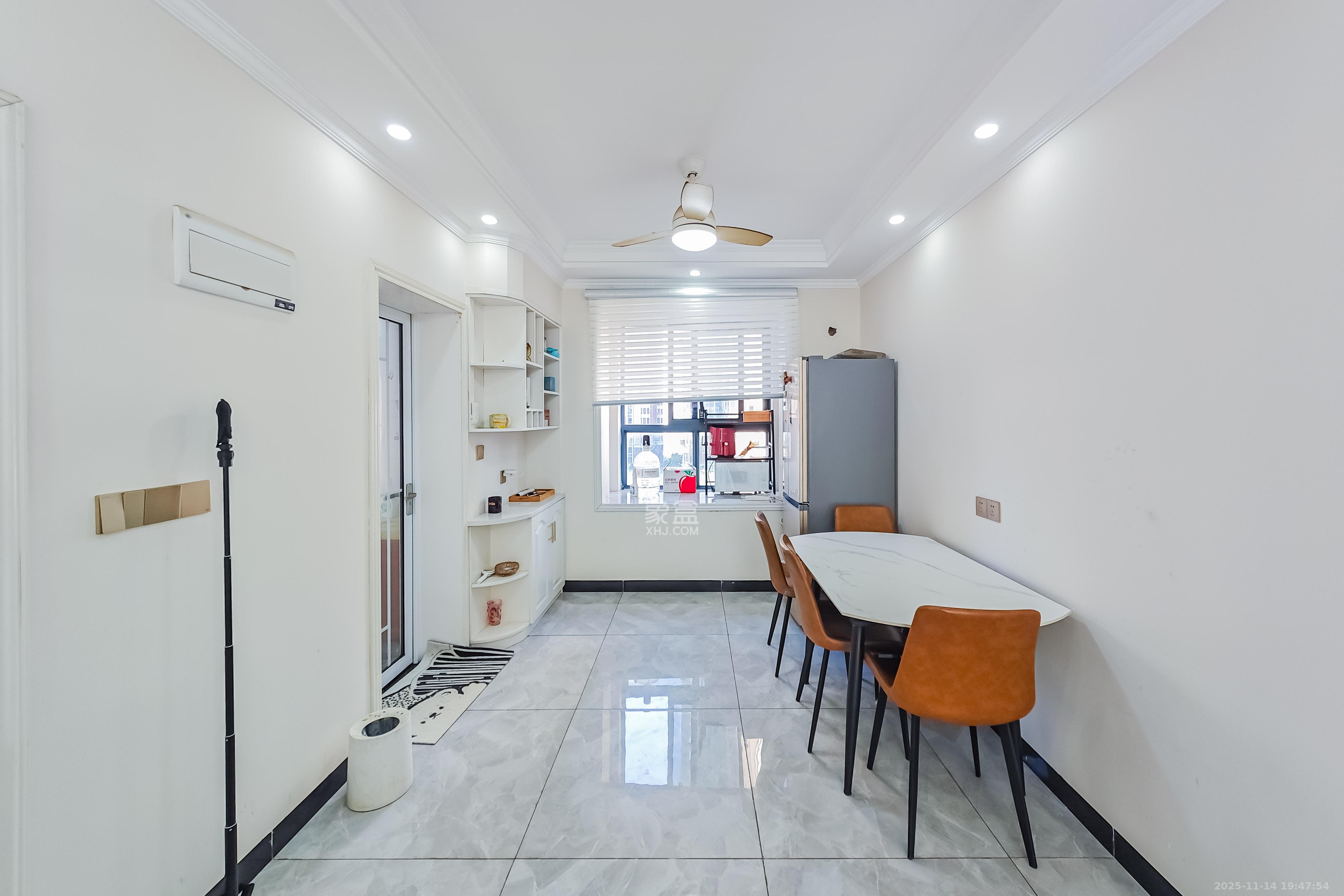 海拔东方  3室2厅1卫    82.0万客厅