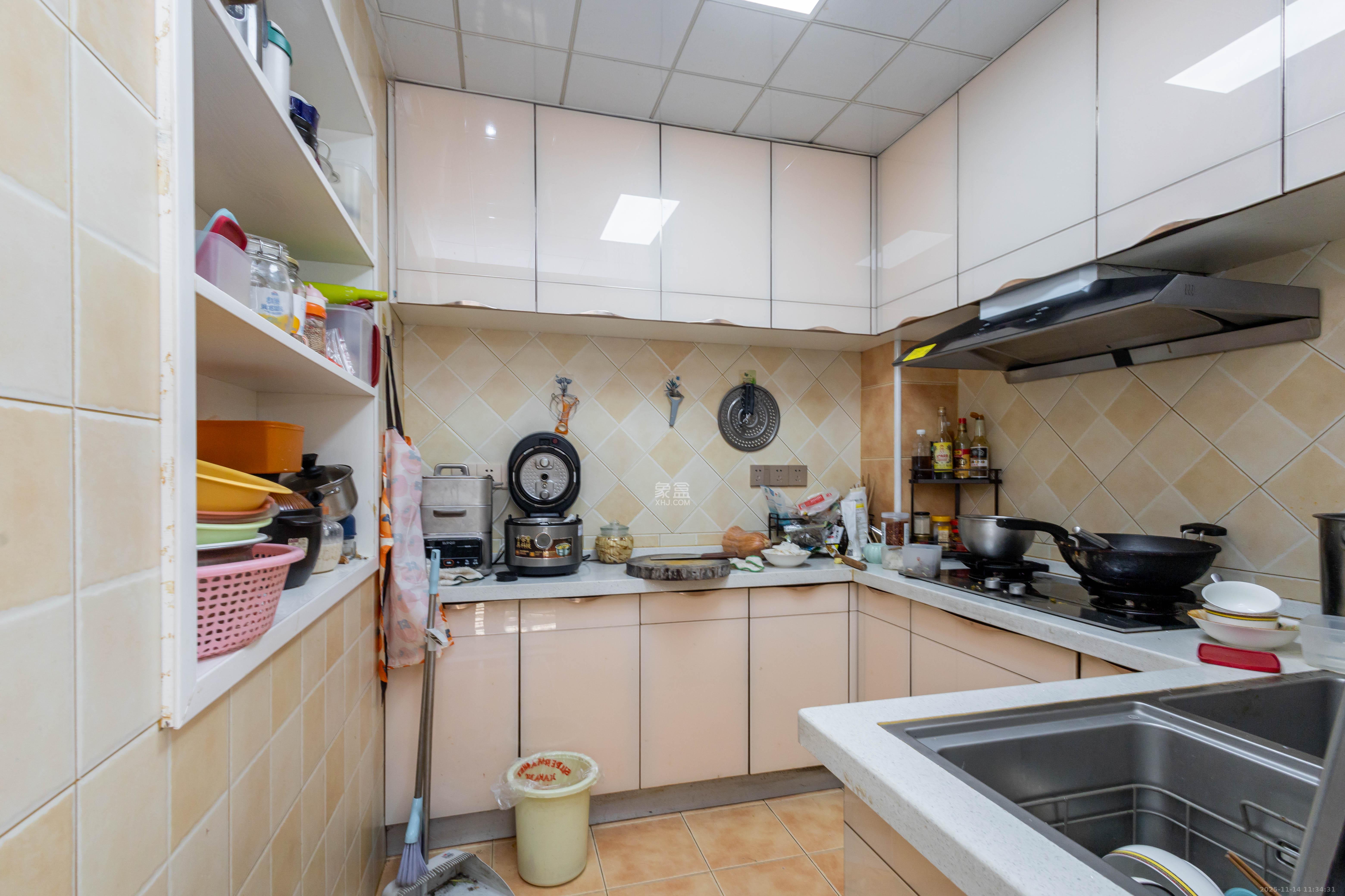 海德公园  4室2厅1卫    89.8万厨房