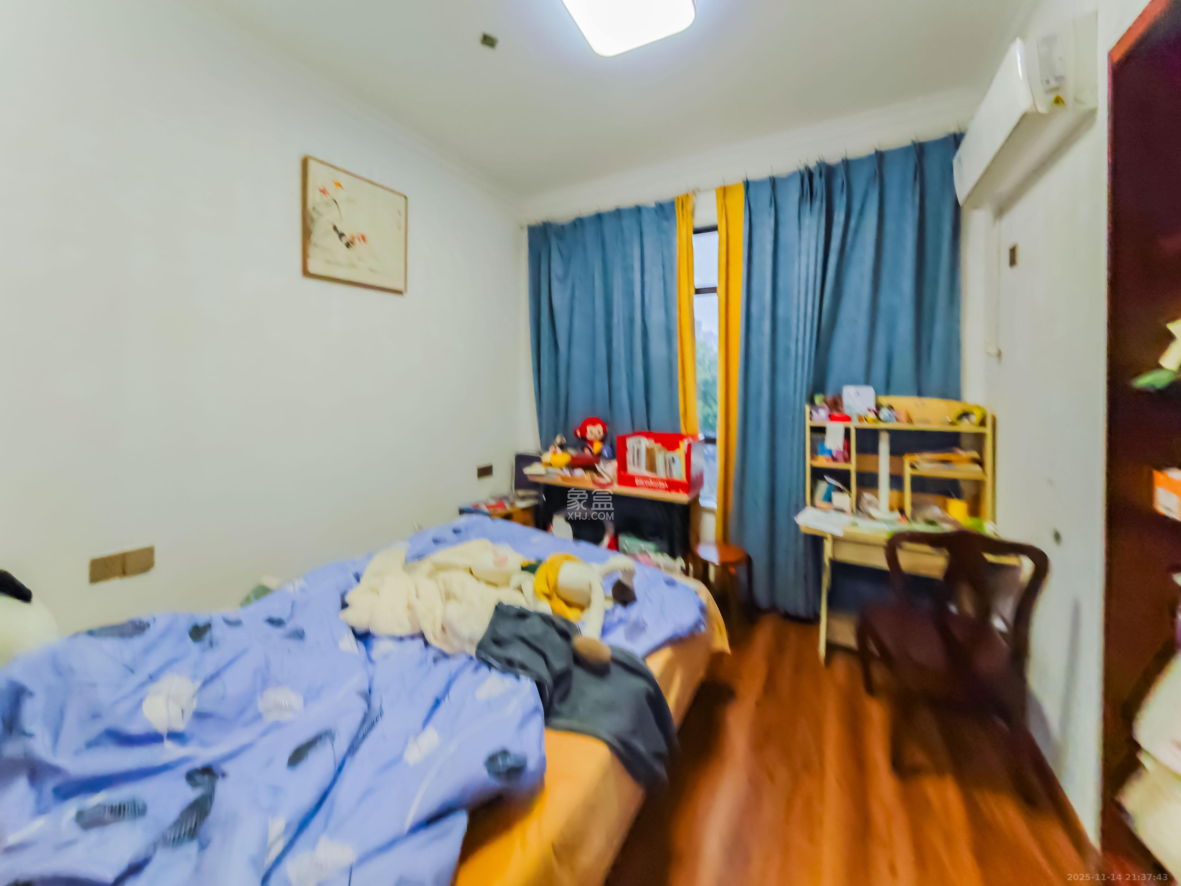 绿地之窗  4室2厅2卫    166.0万卧室