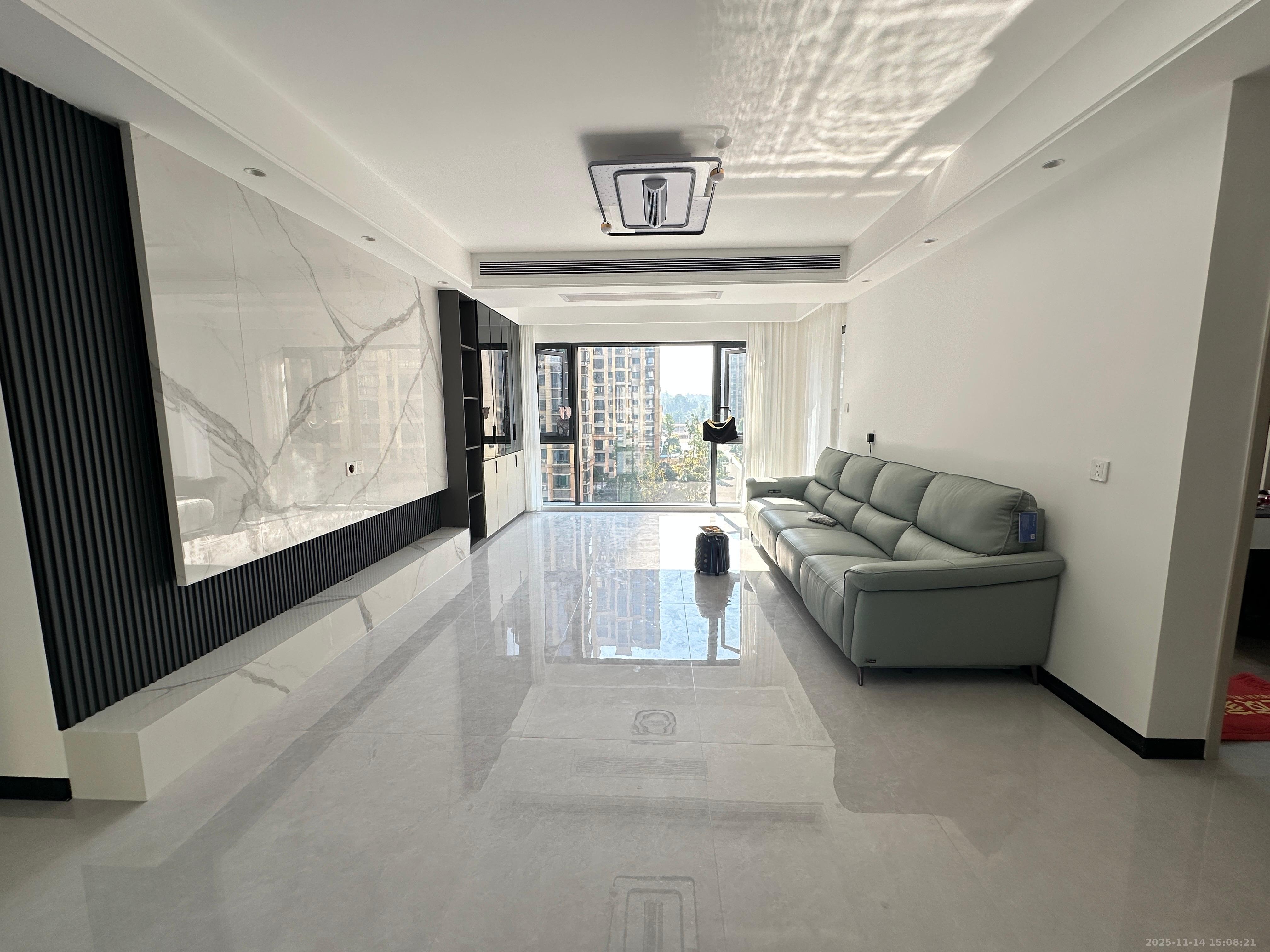 丽发新城  3室2厅1卫    2200.0元/月室内图