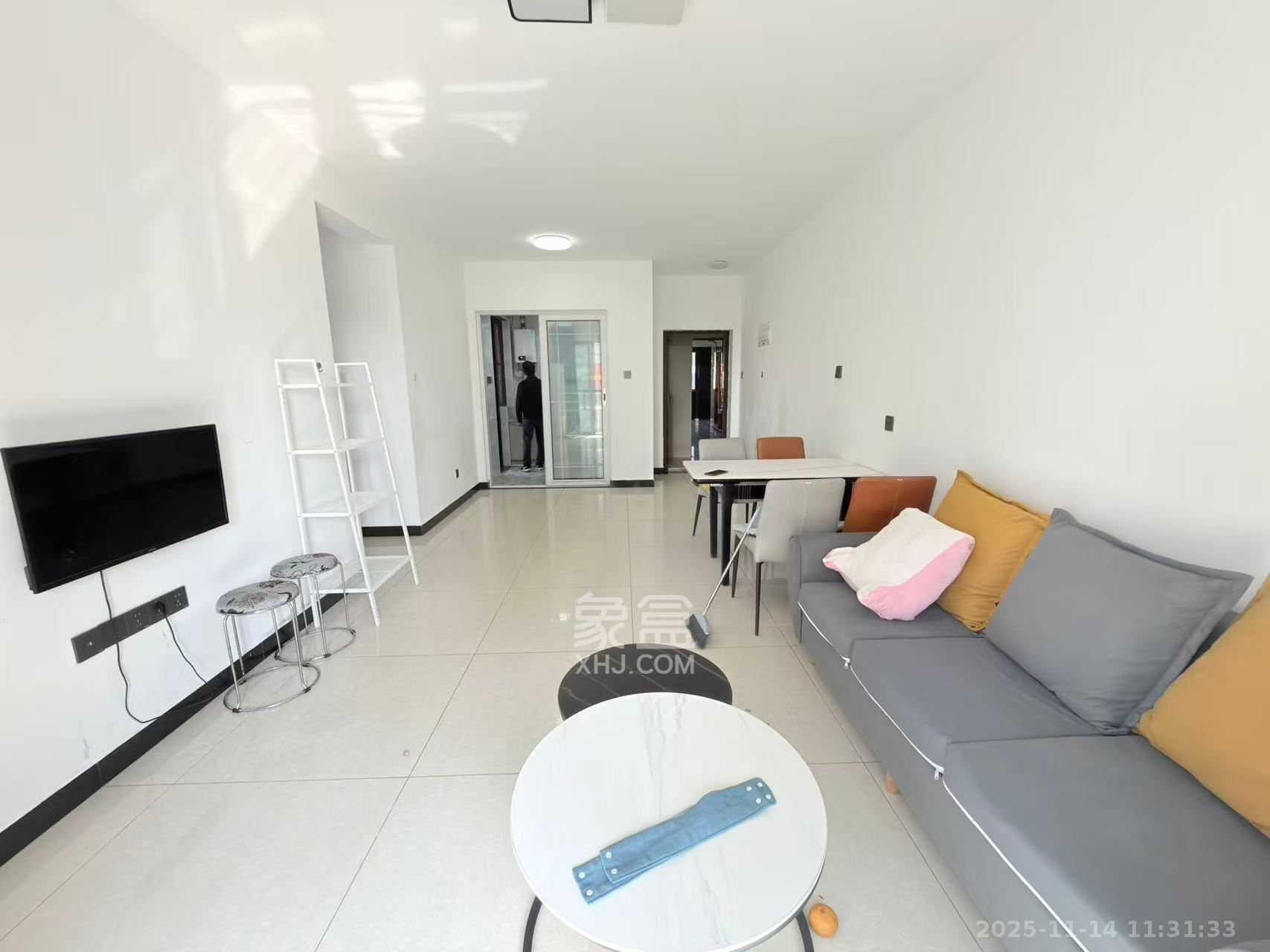 长房云时代  3室2厅1卫    2400.0元/月