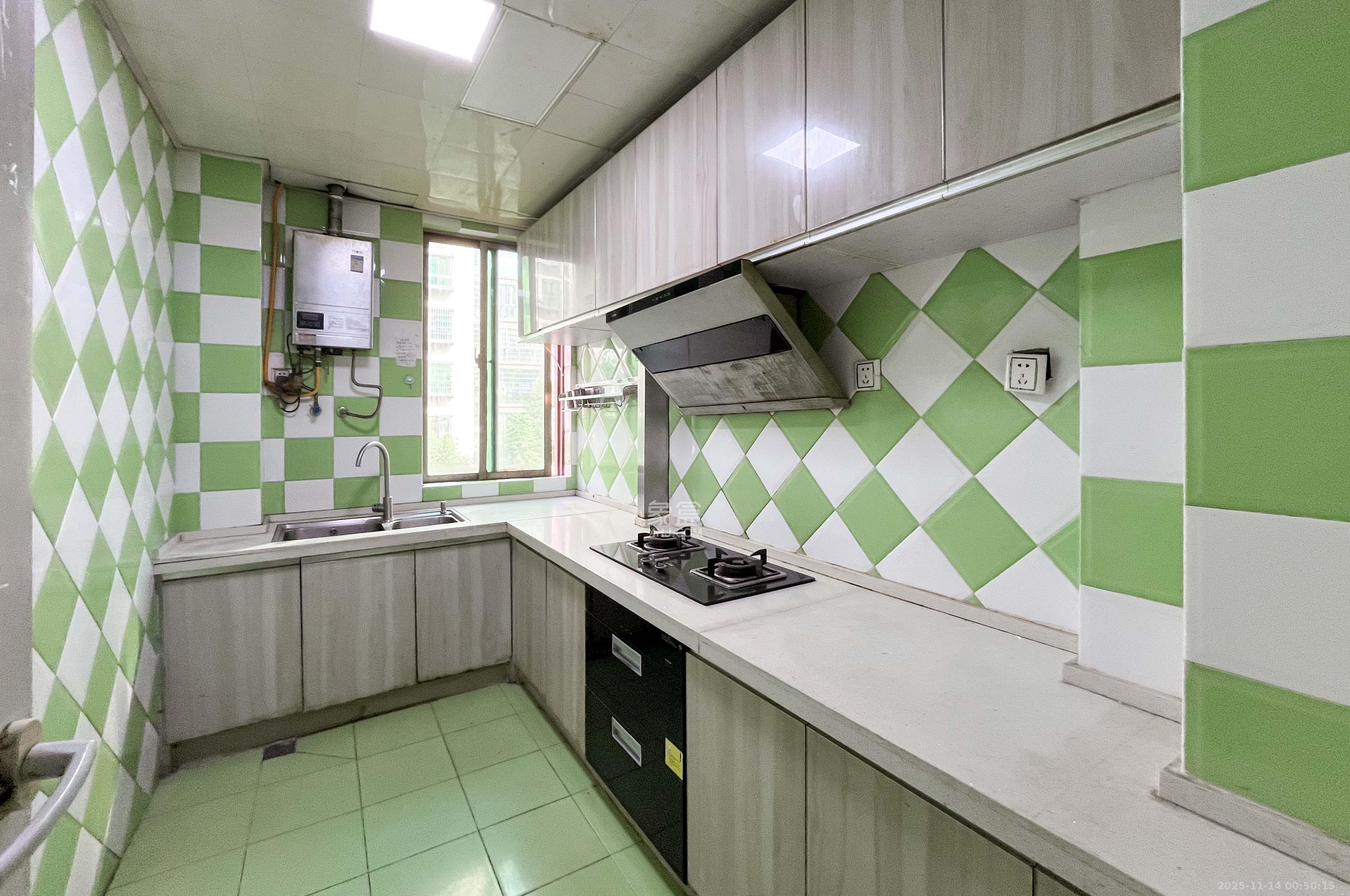 麓谷加州阳光 3室2厅2卫 90.0万 麓谷加州阳光 3室2厅2卫 90.0万厨房