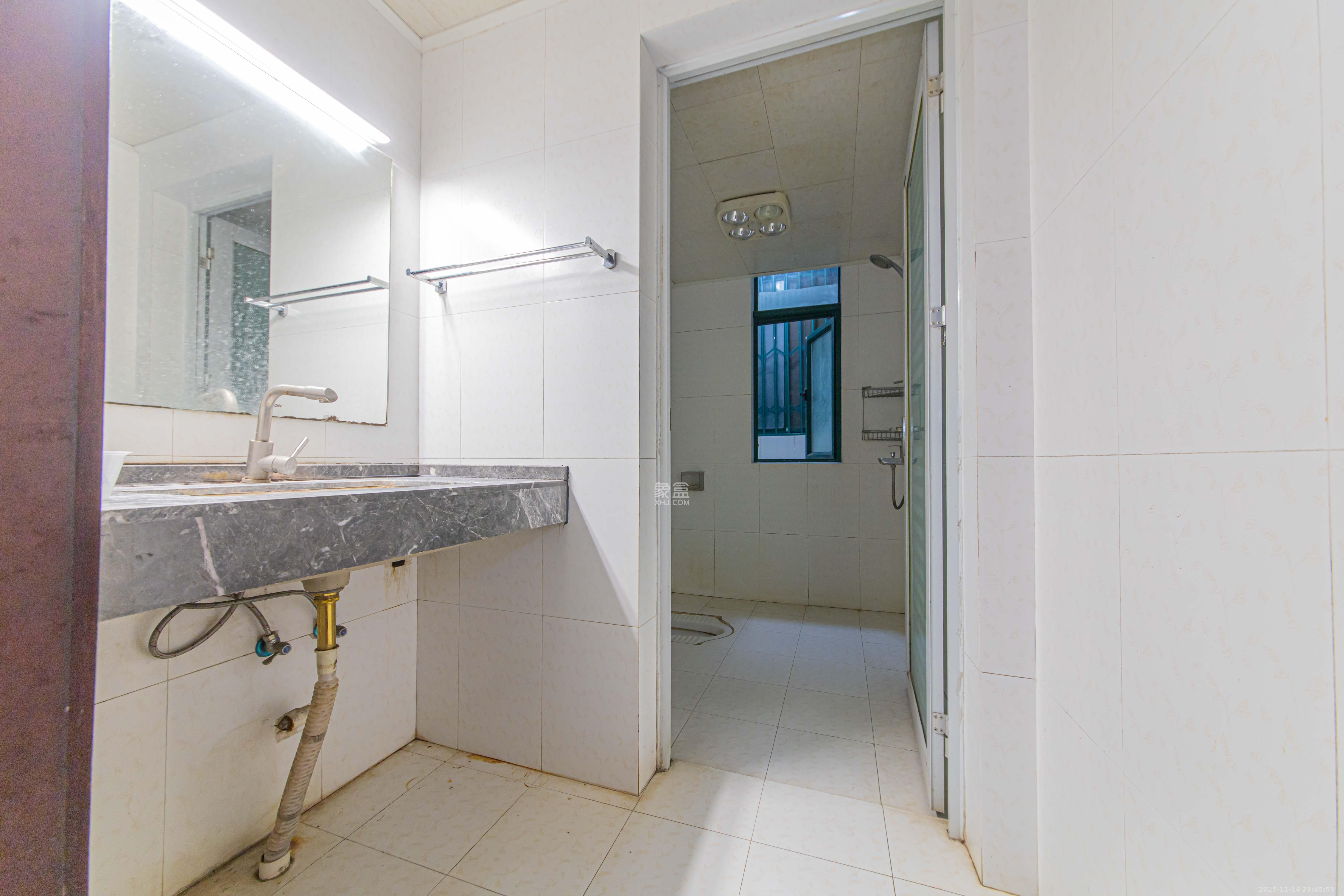 银桂苑 4室2厅2卫 145.0万 银桂苑 4室2厅2卫 145.0万卫生间