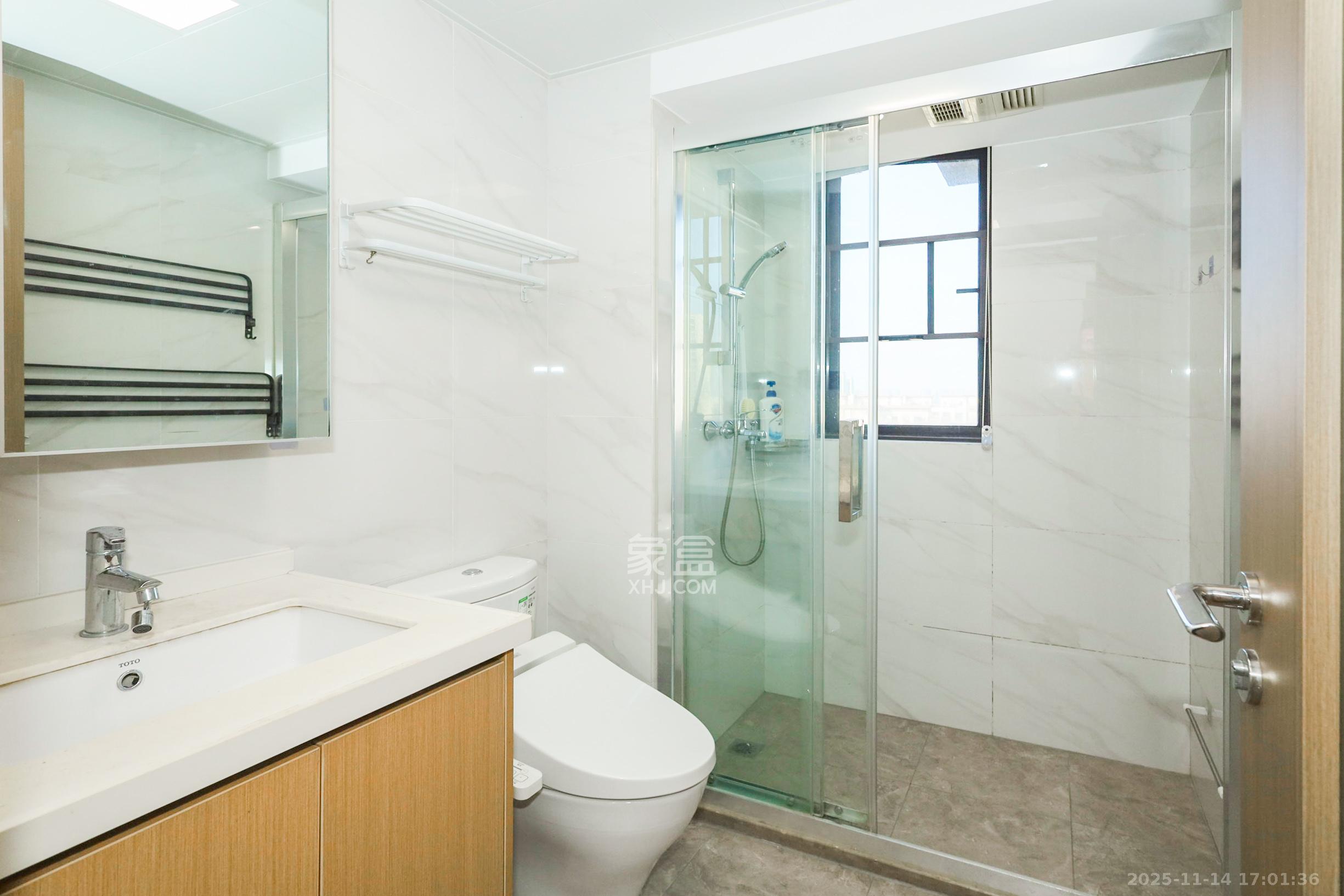 招商华发依云曦城  4室2厅2卫    121.8万卫生间