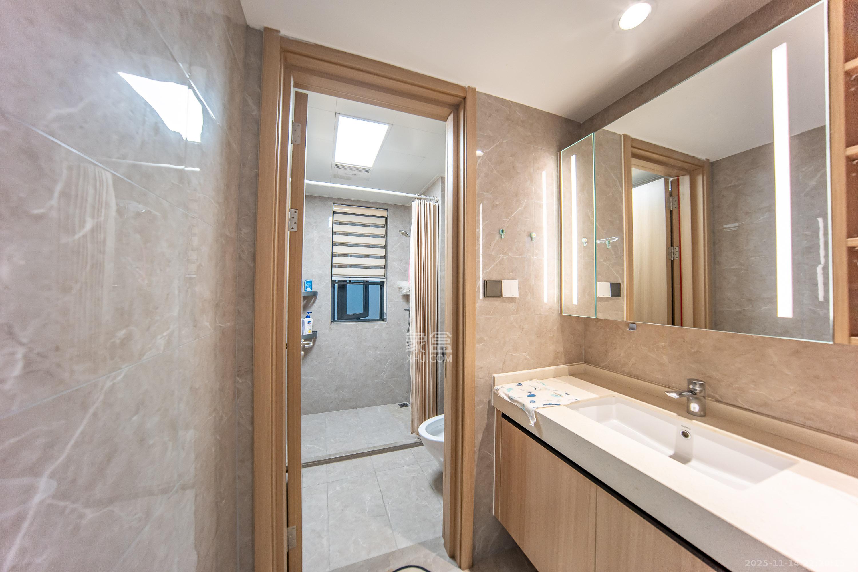 华润凯旋门一期  3室2厅2卫    145.0万卫生间