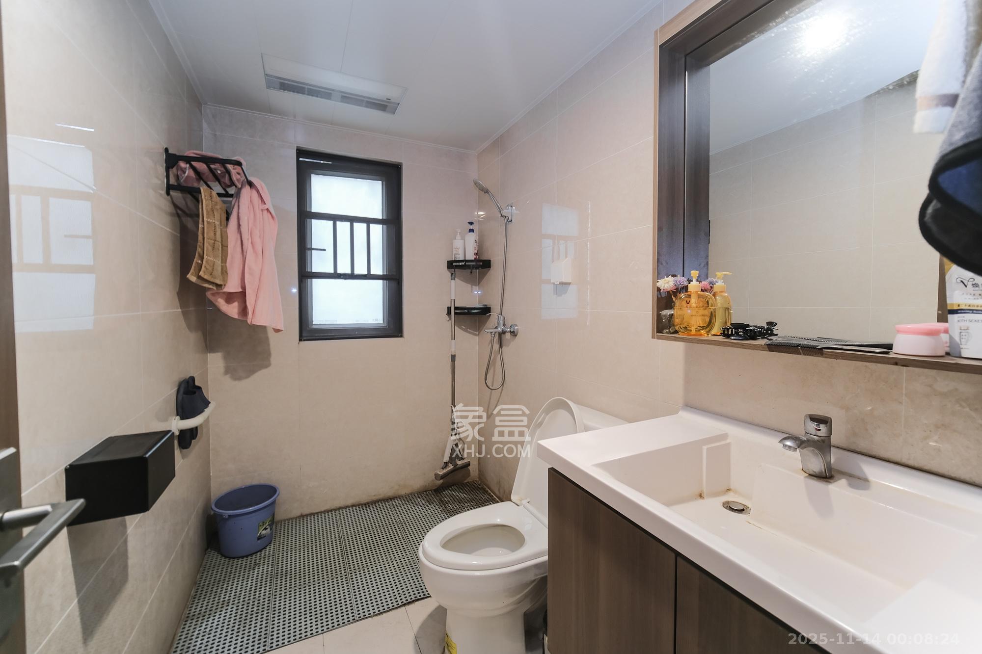 保利香槟国际  4室2厅2卫    93.8万卫生间