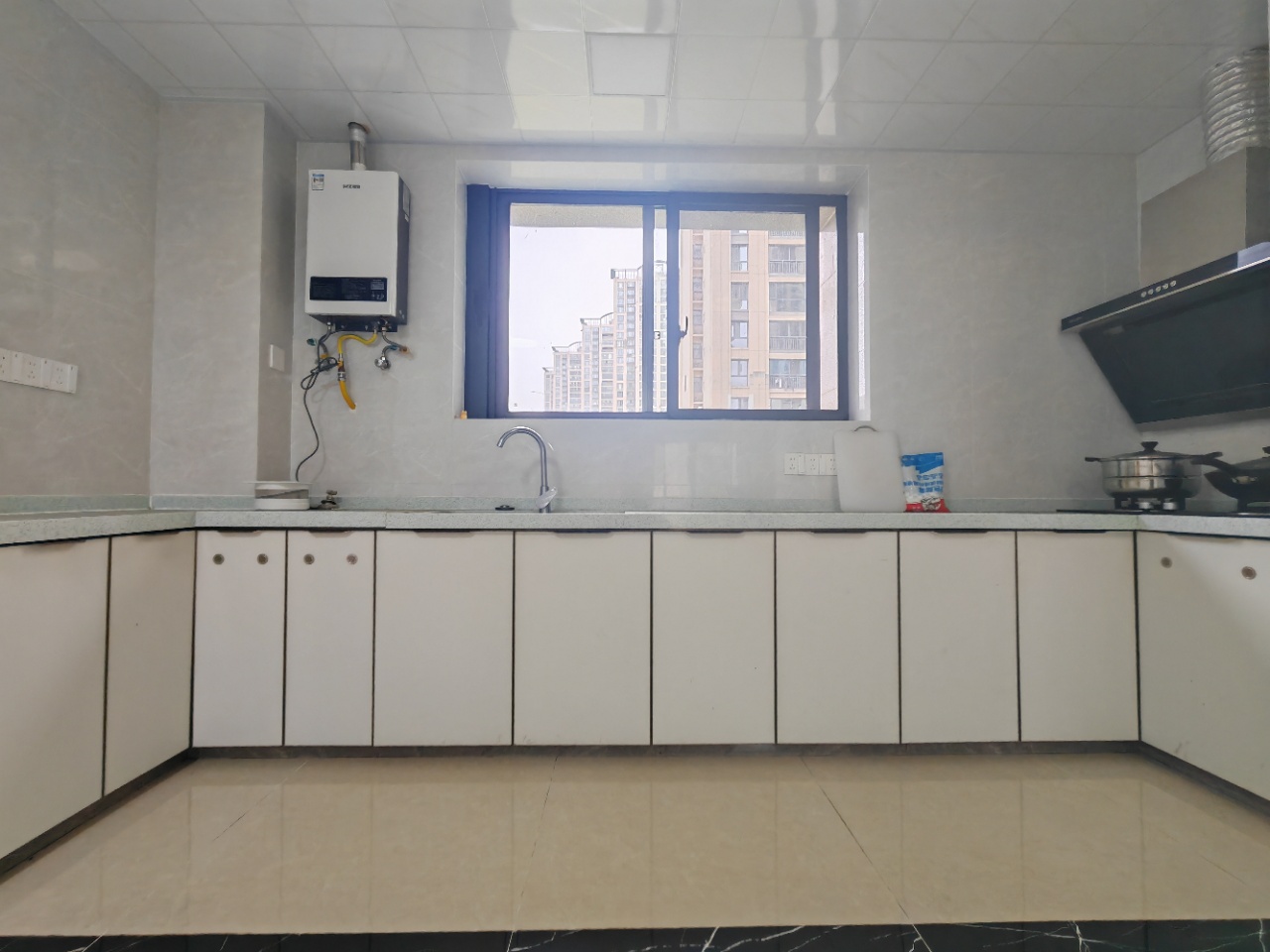 海航豪庭南苑  3室2厅2卫    229.0万客厅