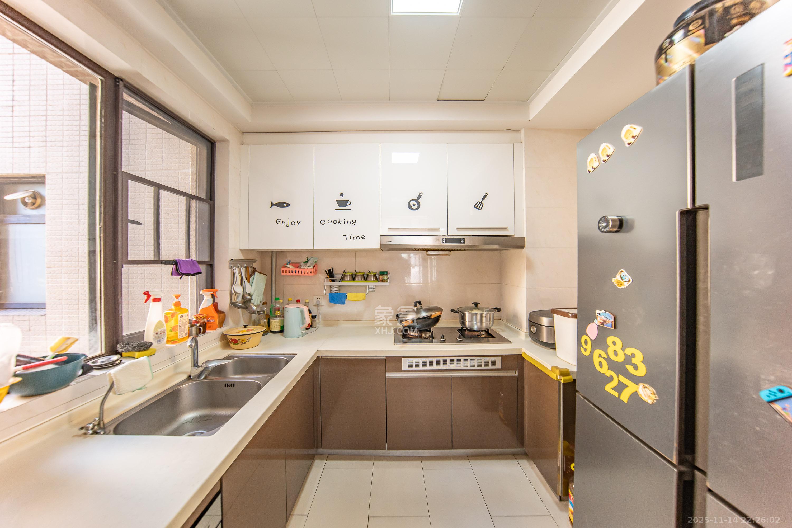 中海国际三期 3室2厅2卫 82.0万 中海国际三期 3室2厅2卫 82.0万厨房