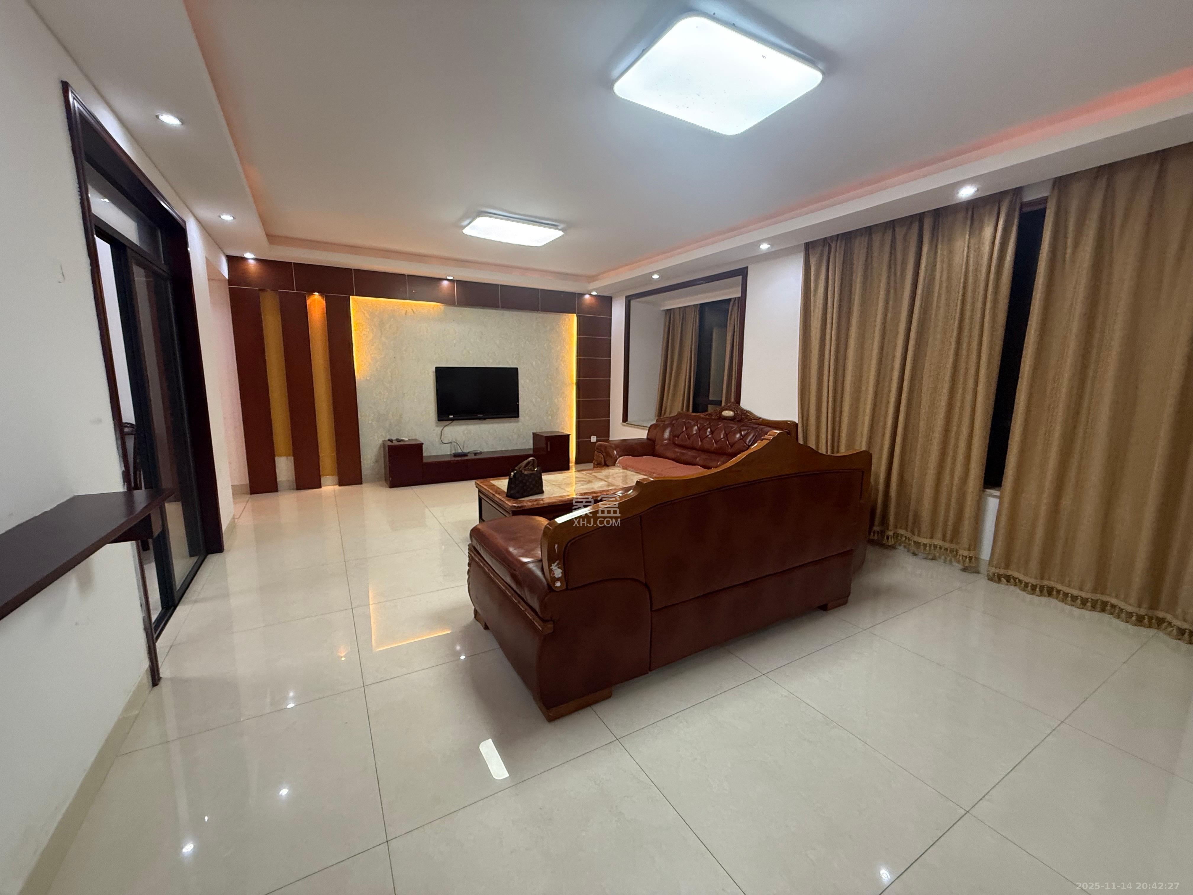 华润凤凰城一期  3室2厅2卫    2000.0元/月