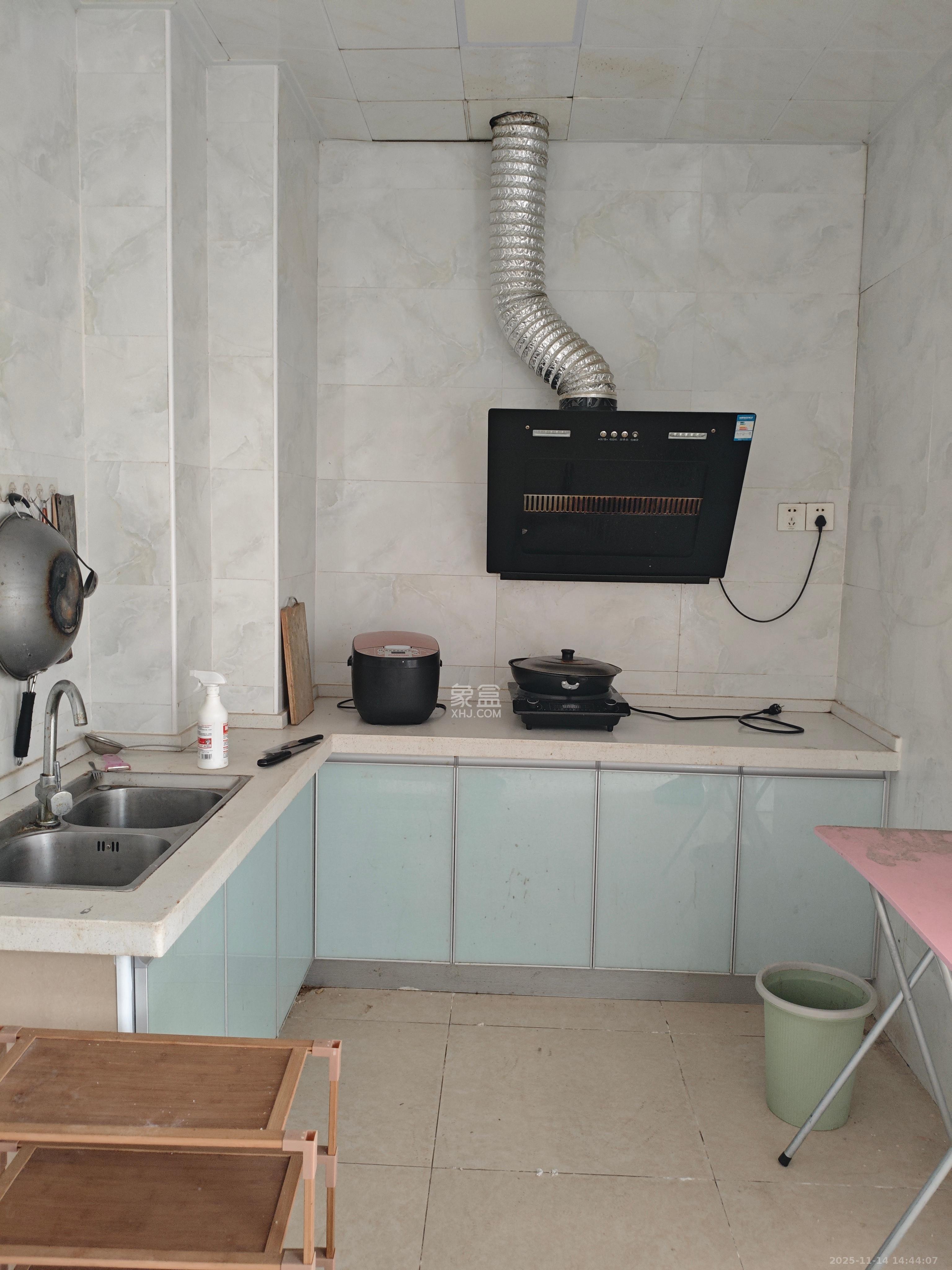 枫华府第  4室2厅2卫    1800.0元/月室内图