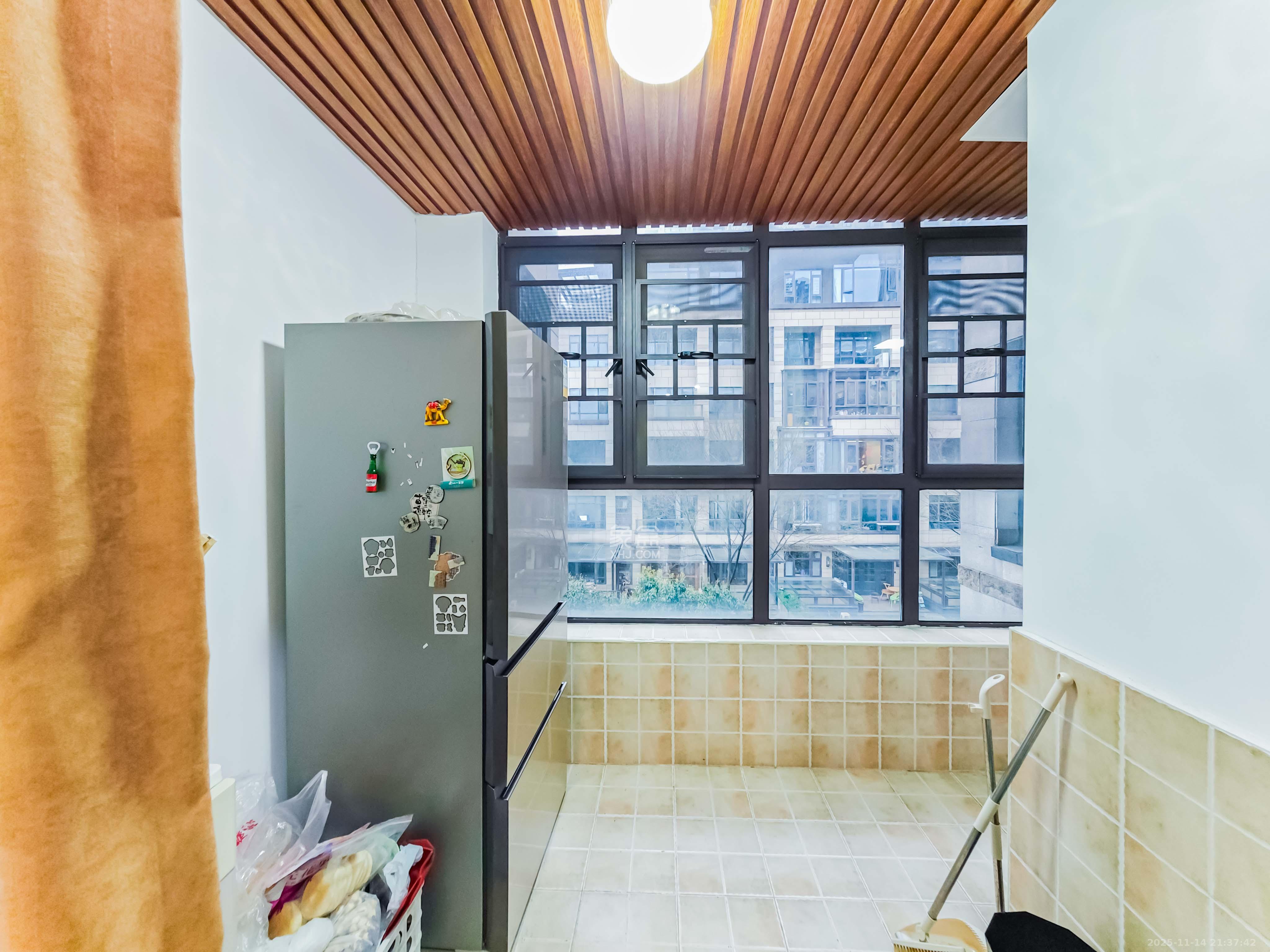 绿地之窗  4室2厅2卫    166.0万阳台