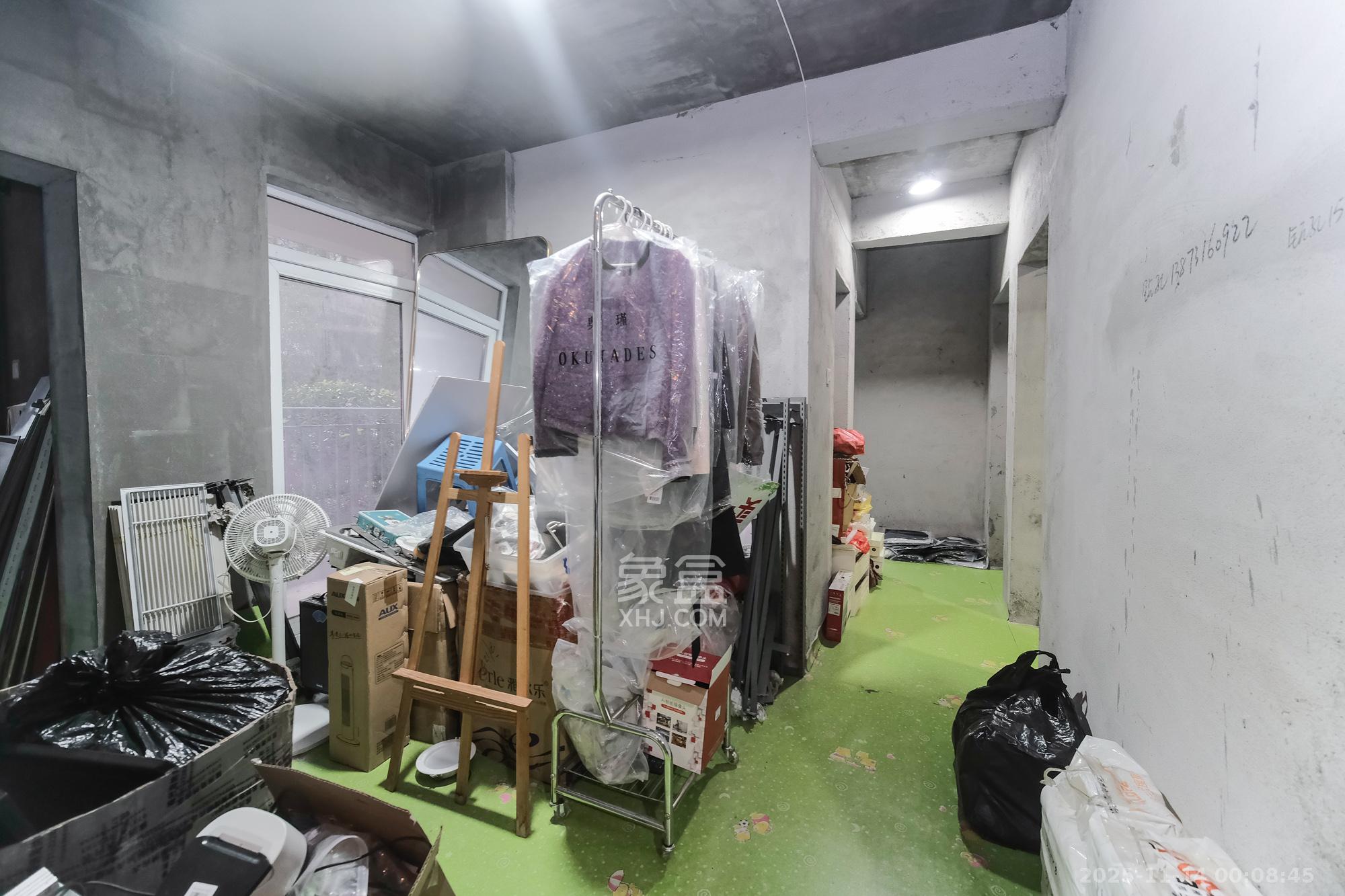 和悦城(蟠龙景苑)  3室2厅1卫    72.0万客厅