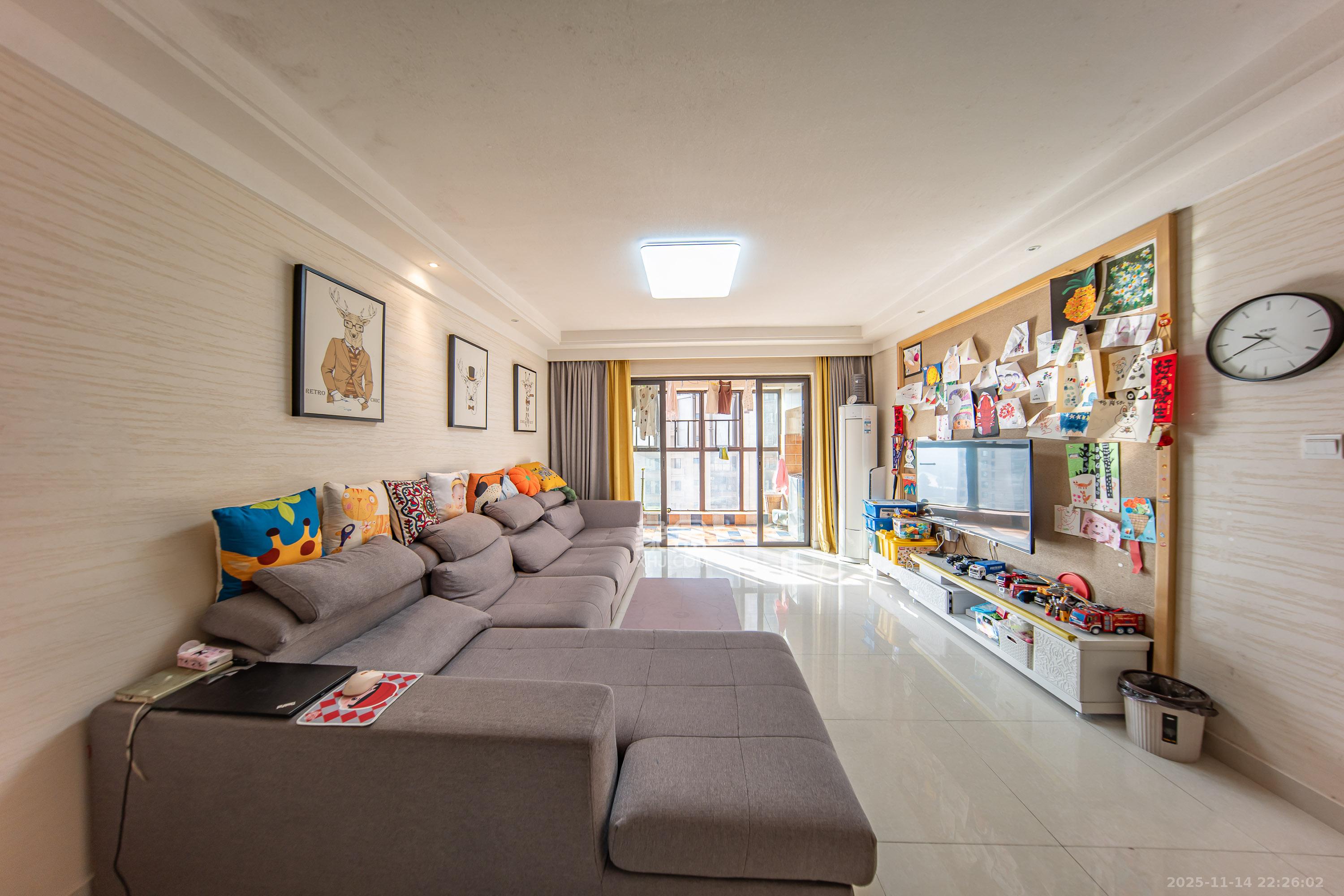 中海国际三期  3室2厅2卫    82.0万客厅