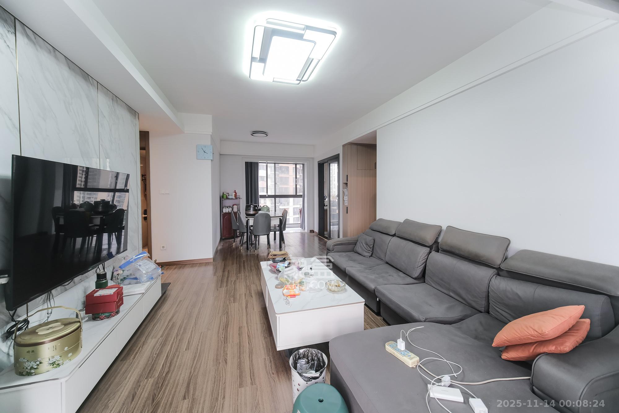 保利香槟国际 4室2厅2卫 93.8万 保利香槟国际 4室2厅2卫 93.8万客厅