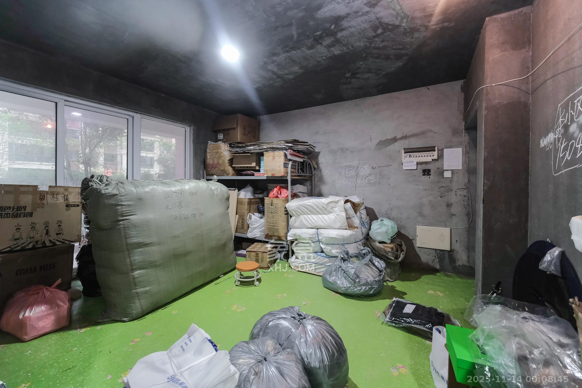 和悦城(蟠龙景苑)  3室2厅1卫    72.0万客厅