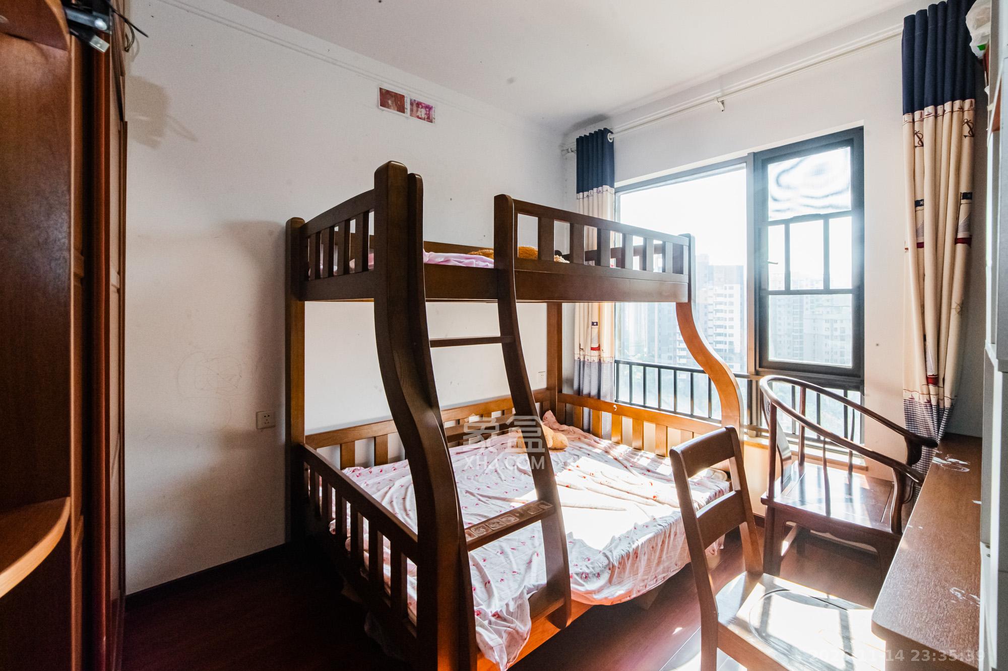 珠江郦城公园1号 3室2厅2卫 180.0万 珠江郦城公园1号 3室2厅2卫 180.0万卧室