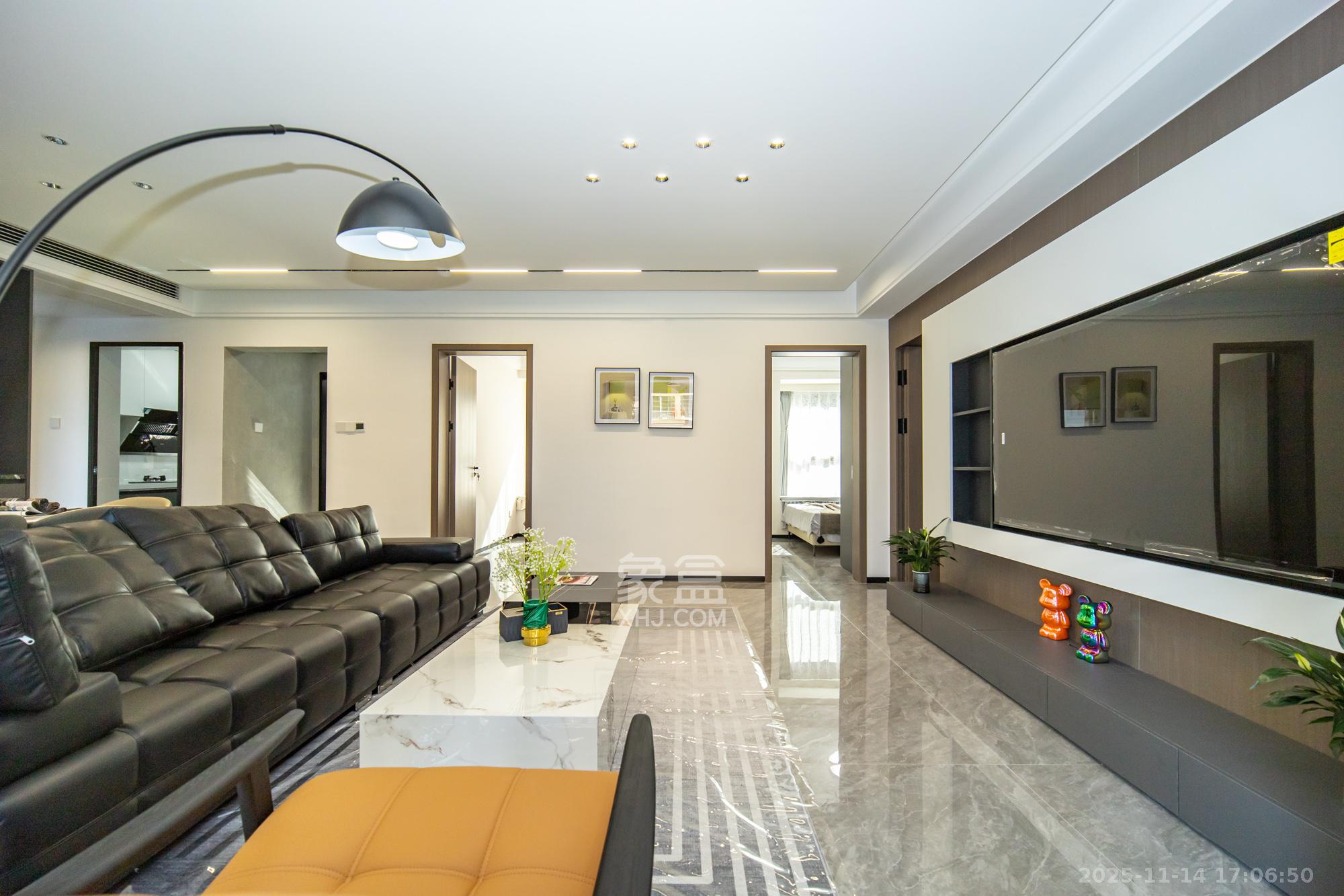 湖湾世景 5室2厅2卫 96.8万 湖湾世景 5室2厅2卫 96.8万客厅