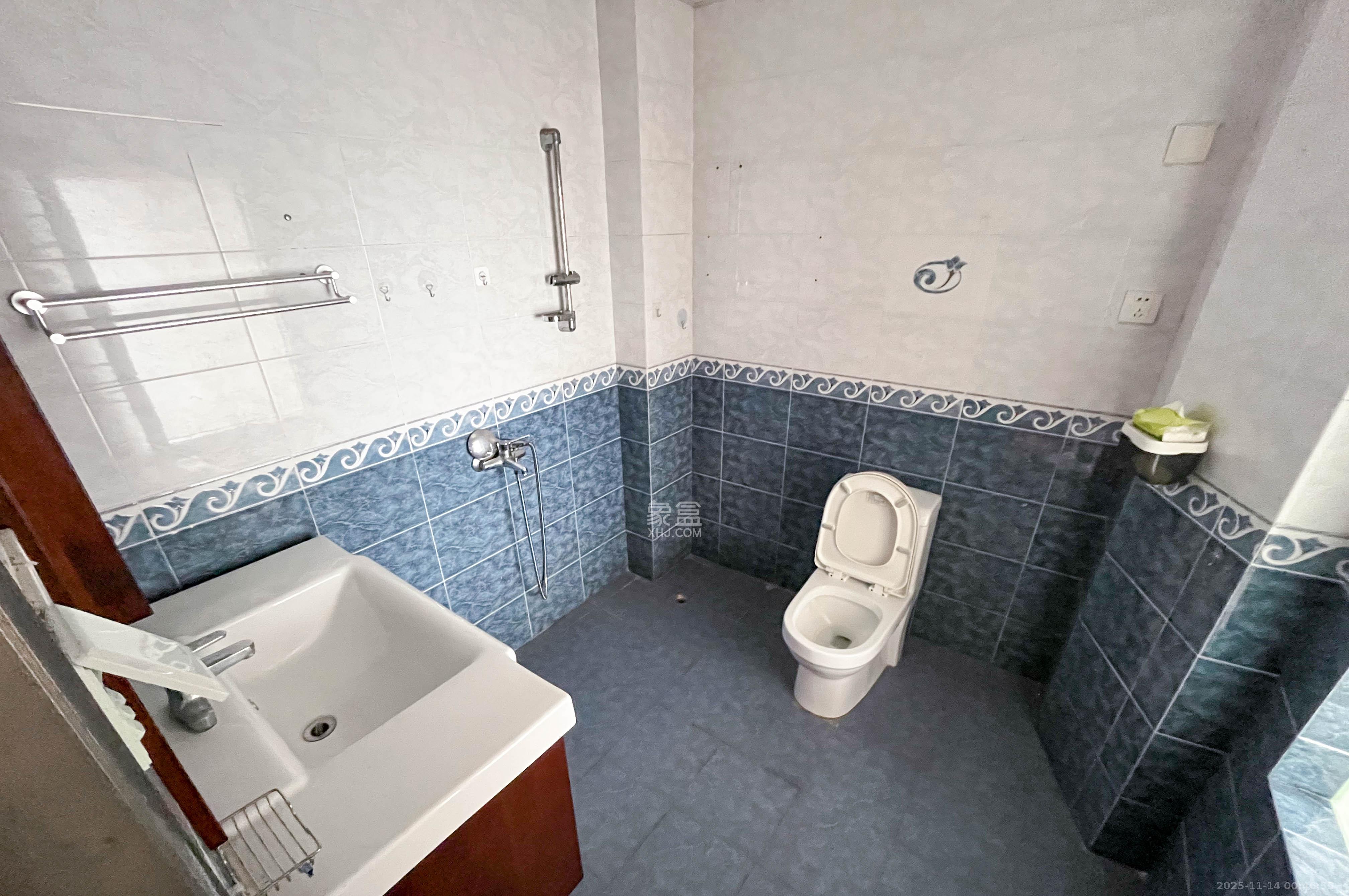 麓谷雅园 4室2厅2卫 90.0万 麓谷雅园 4室2厅2卫 90.0万卫生间