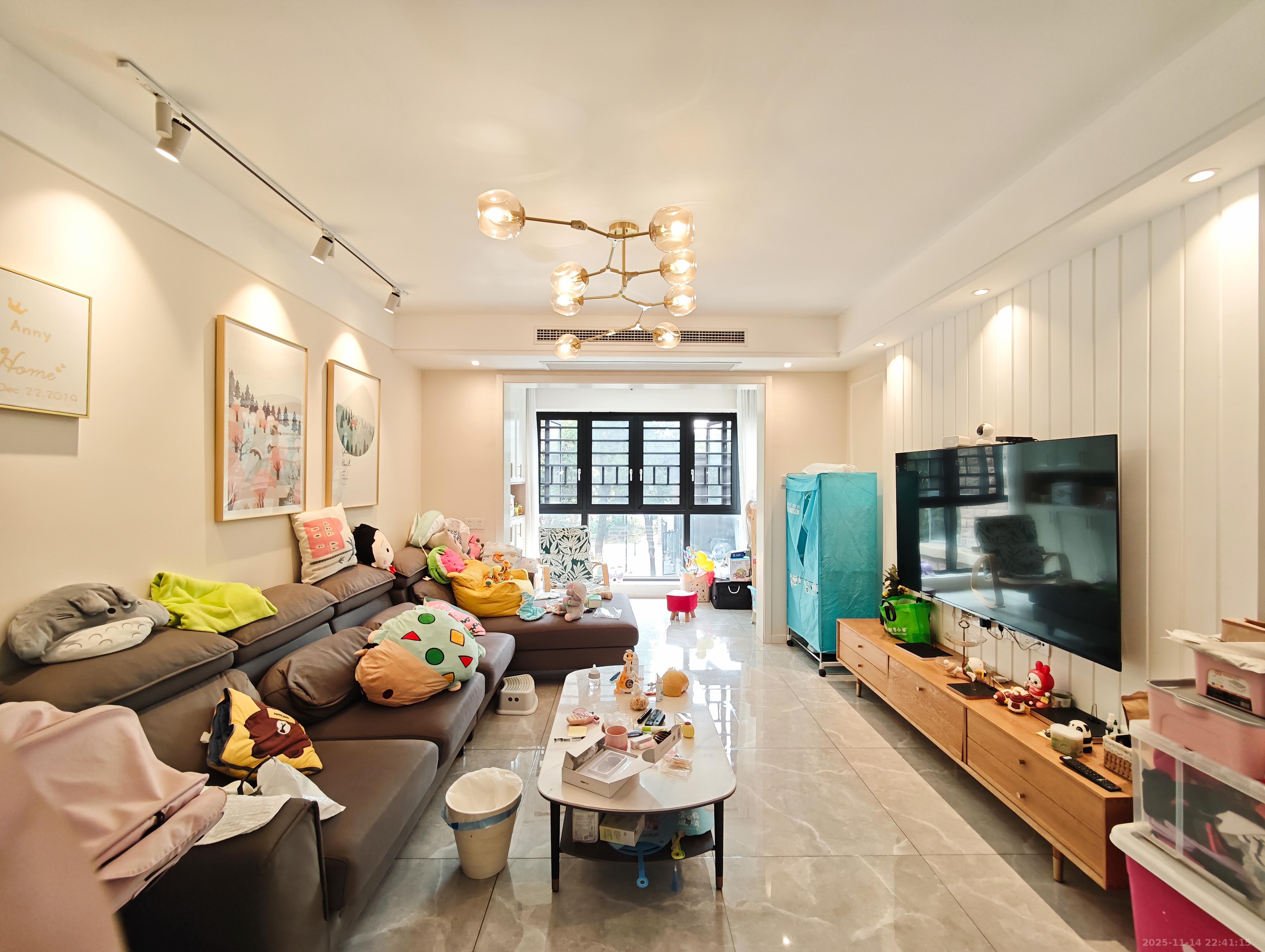 中建嘉和城 3室2厅2卫 98.0万 中建嘉和城 3室2厅2卫 98.0万客厅