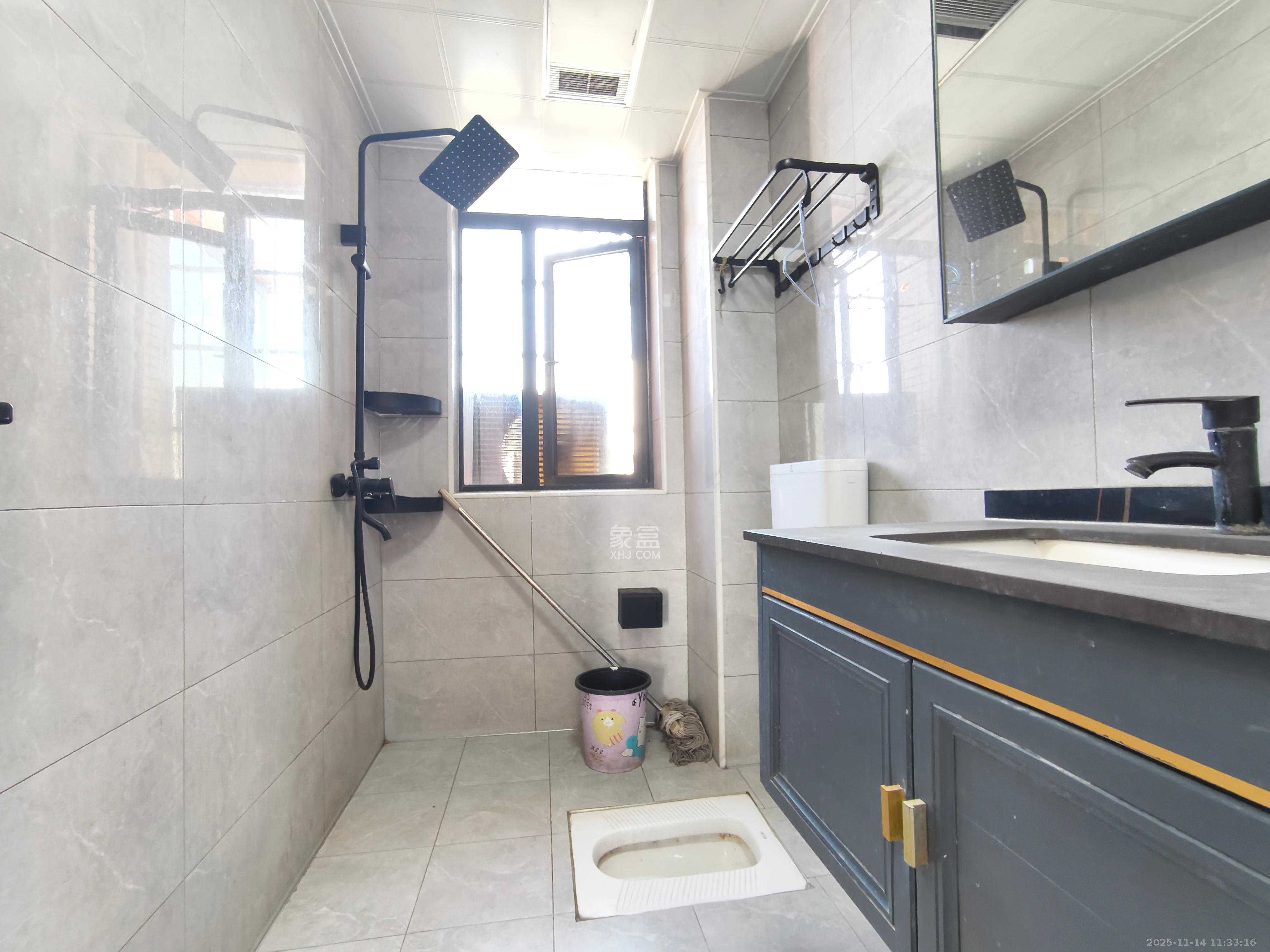 紫华郡  3室2厅2卫    49.8万卫生间