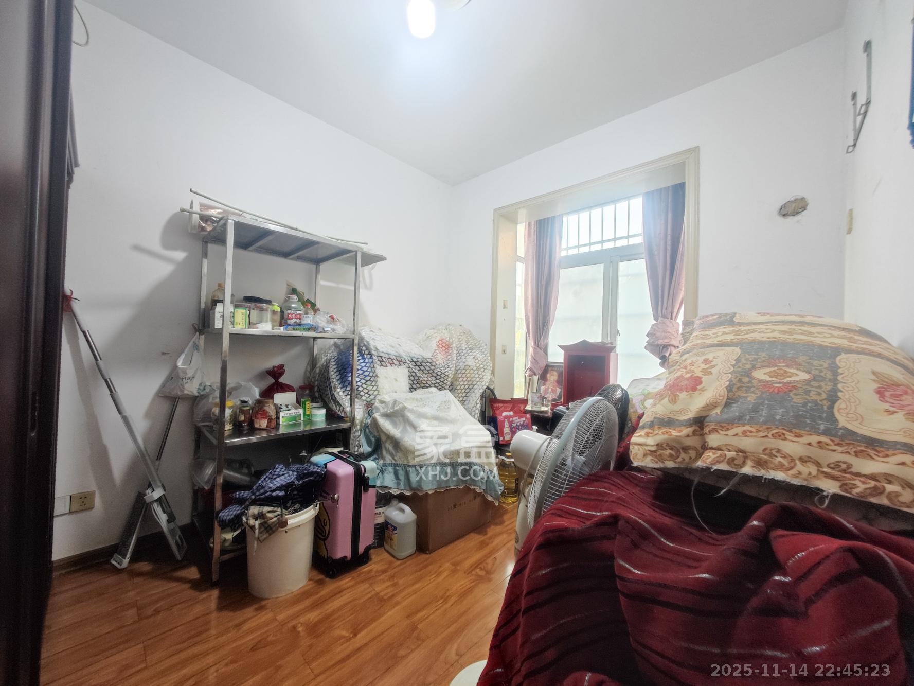 鄱阳小区  3室2厅2卫    65.0万卧室