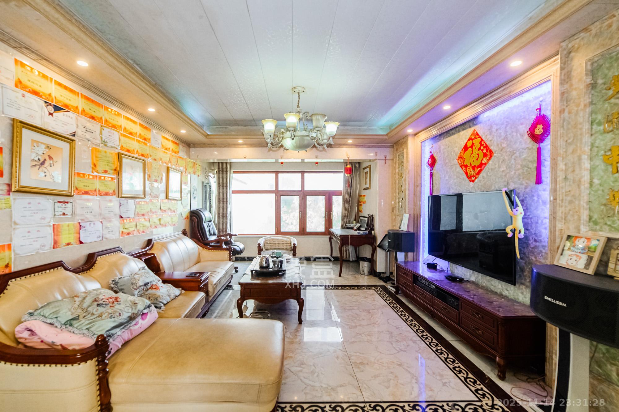 五矿沁园金城(春和景园) 4室2厅2卫 125.0万 五矿沁园金城(春和景园) 4室2厅2卫 125.0万客厅