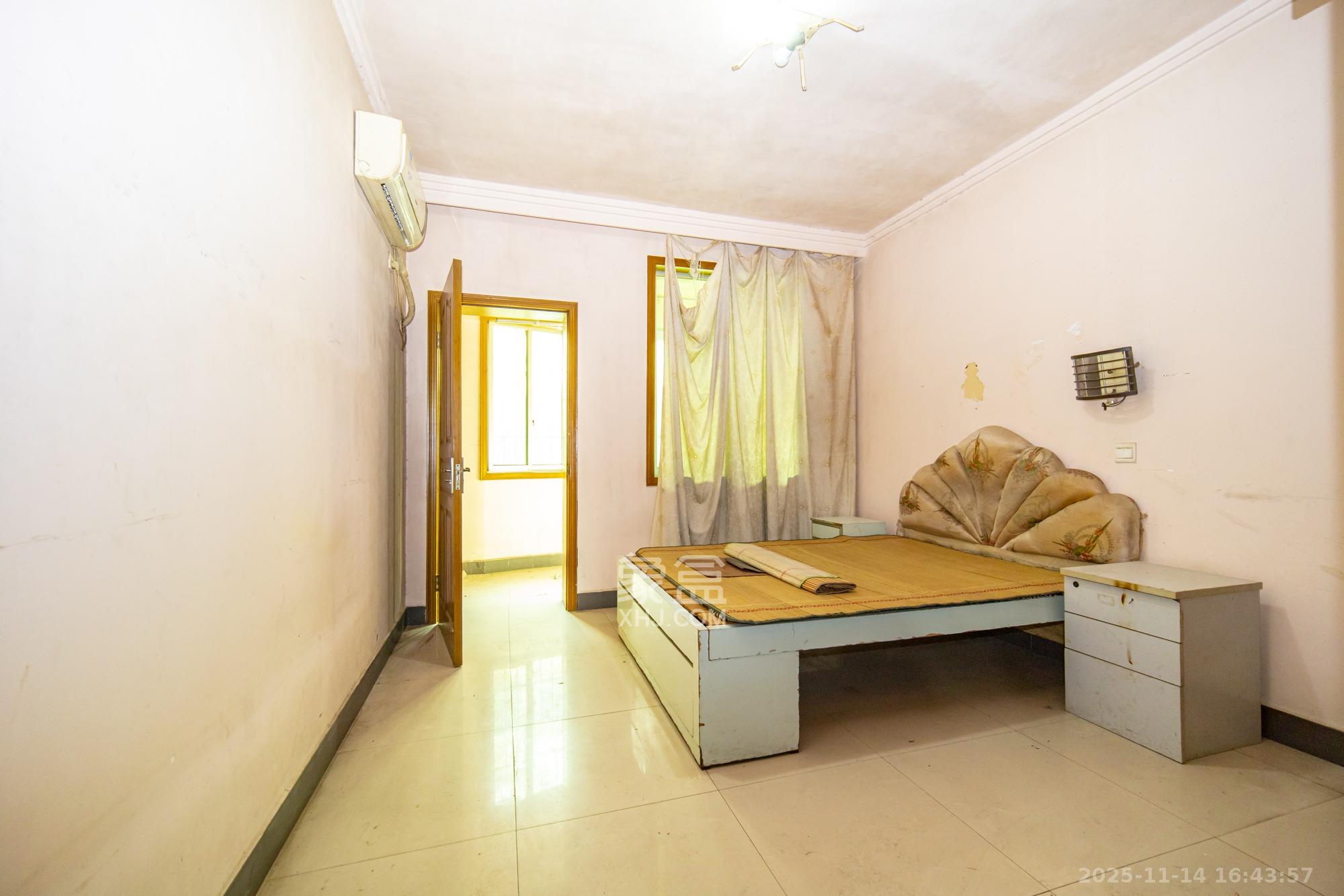 中南汽车世界  3室2厅1卫    33.8万卧室