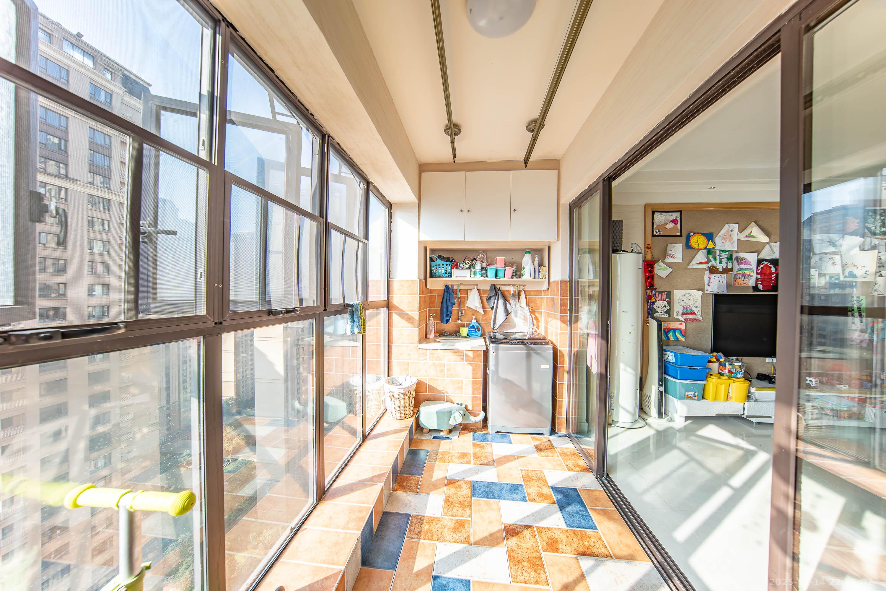 中海国际三期 3室2厅2卫 82.0万 中海国际三期 3室2厅2卫 82.0万阳台