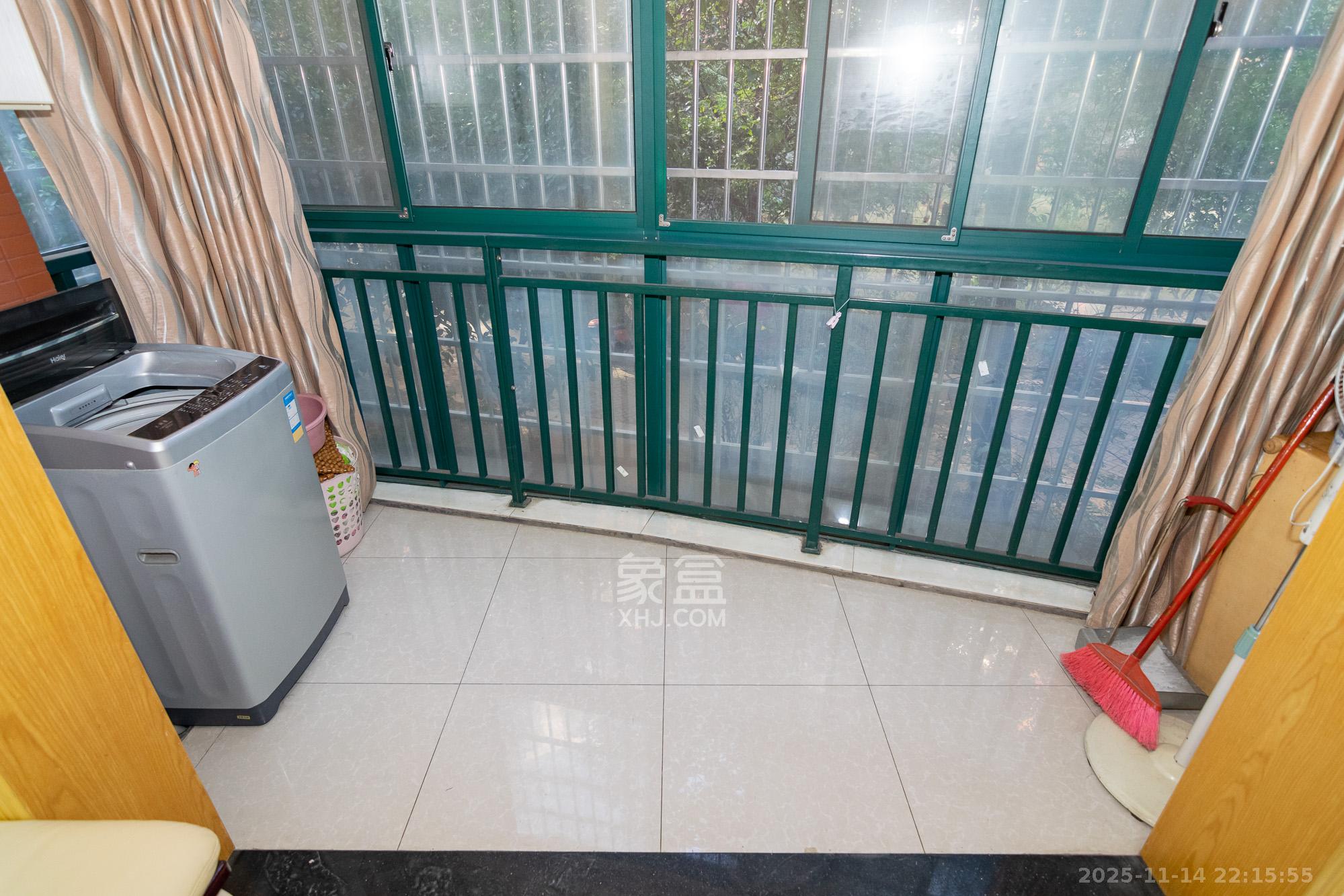 百合湖滨花园  3室2厅2卫    46.0万阳台